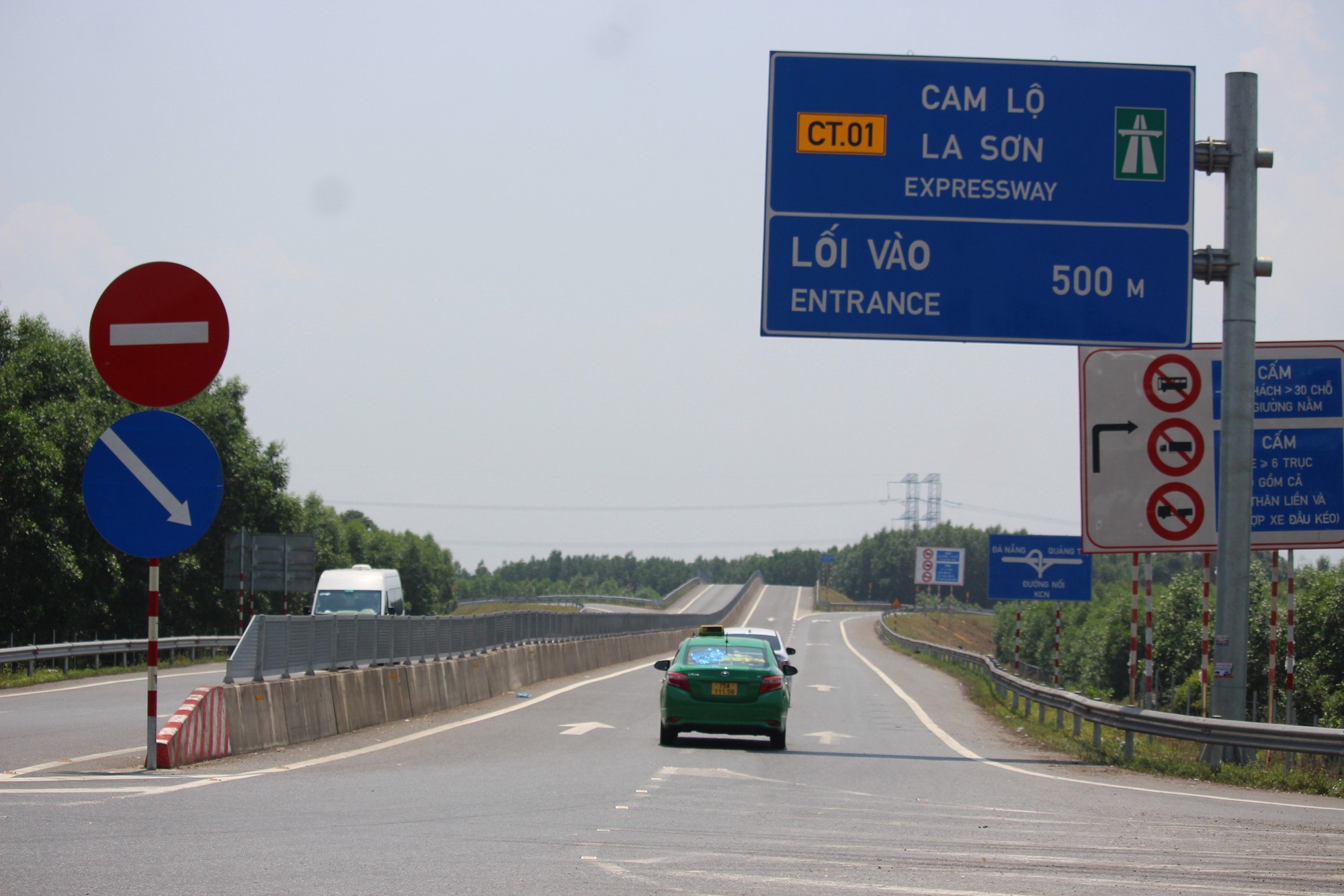 Hình ảnh ngày đầu xe tải, xe khách không vào cao tốc Cam Lộ - La Sơn- Ảnh 5.
