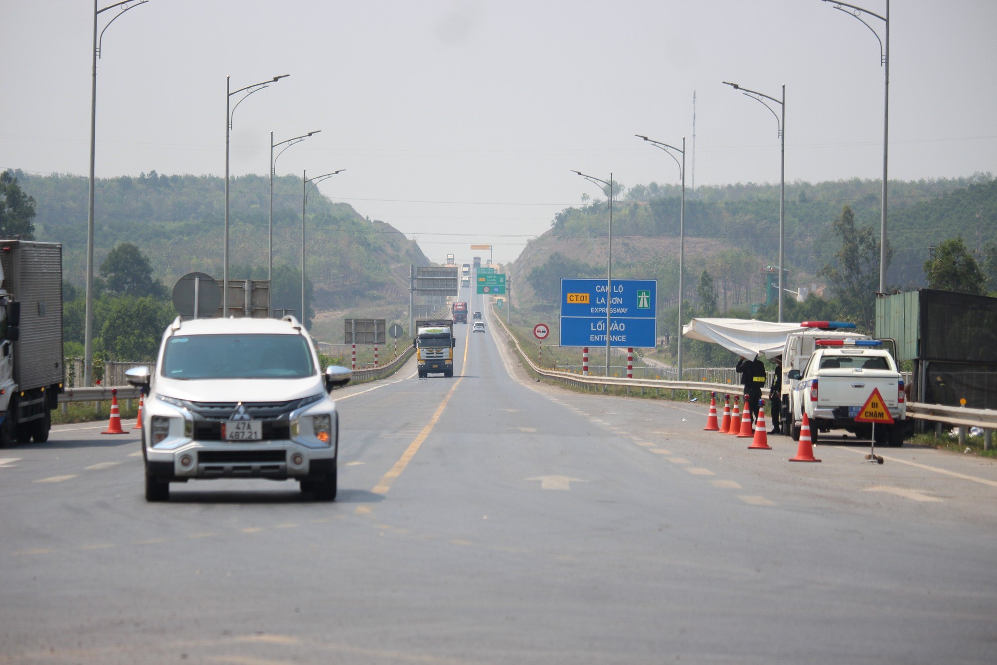 Hình ảnh ngày đầu xe tải, xe khách không vào cao tốc Cam Lộ - La Sơn- Ảnh 10.