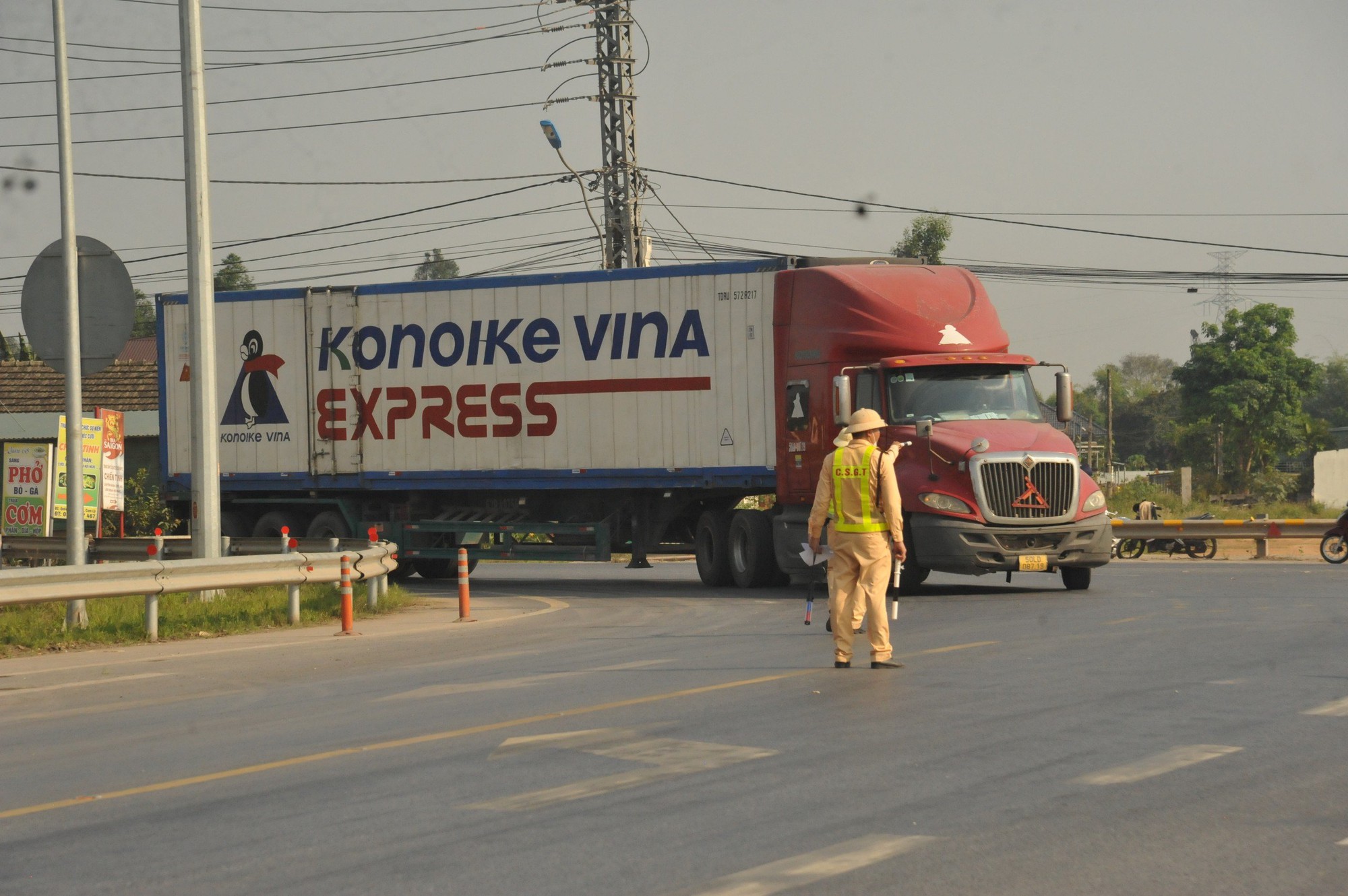 Hình ảnh ngày đầu xe tải, xe khách không vào cao tốc Cam Lộ - La Sơn- Ảnh 2.