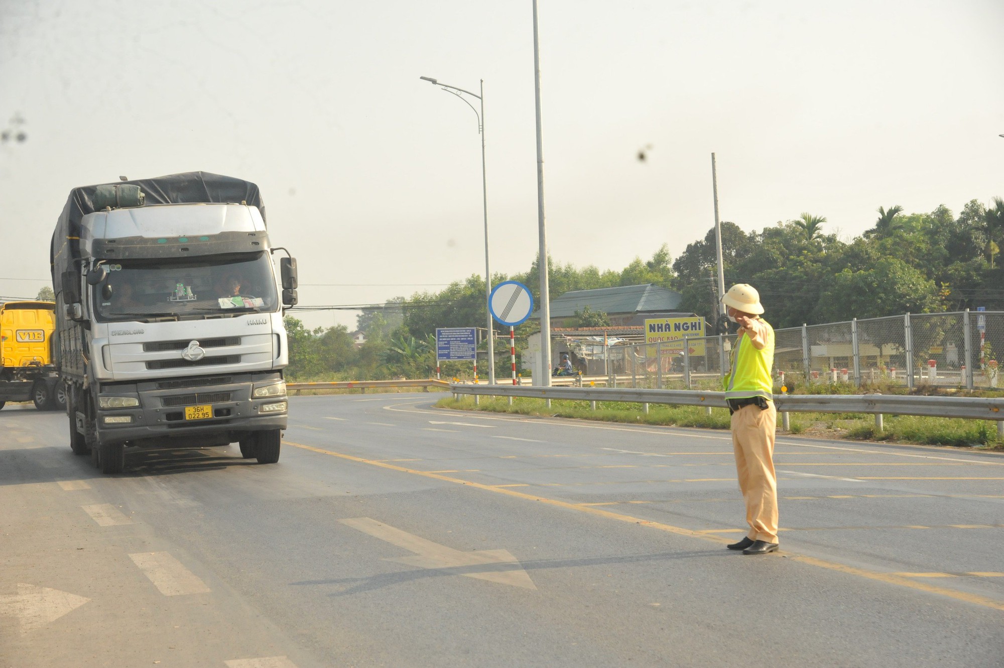 Hình ảnh ngày đầu xe tải, xe khách không vào cao tốc Cam Lộ - La Sơn- Ảnh 4.