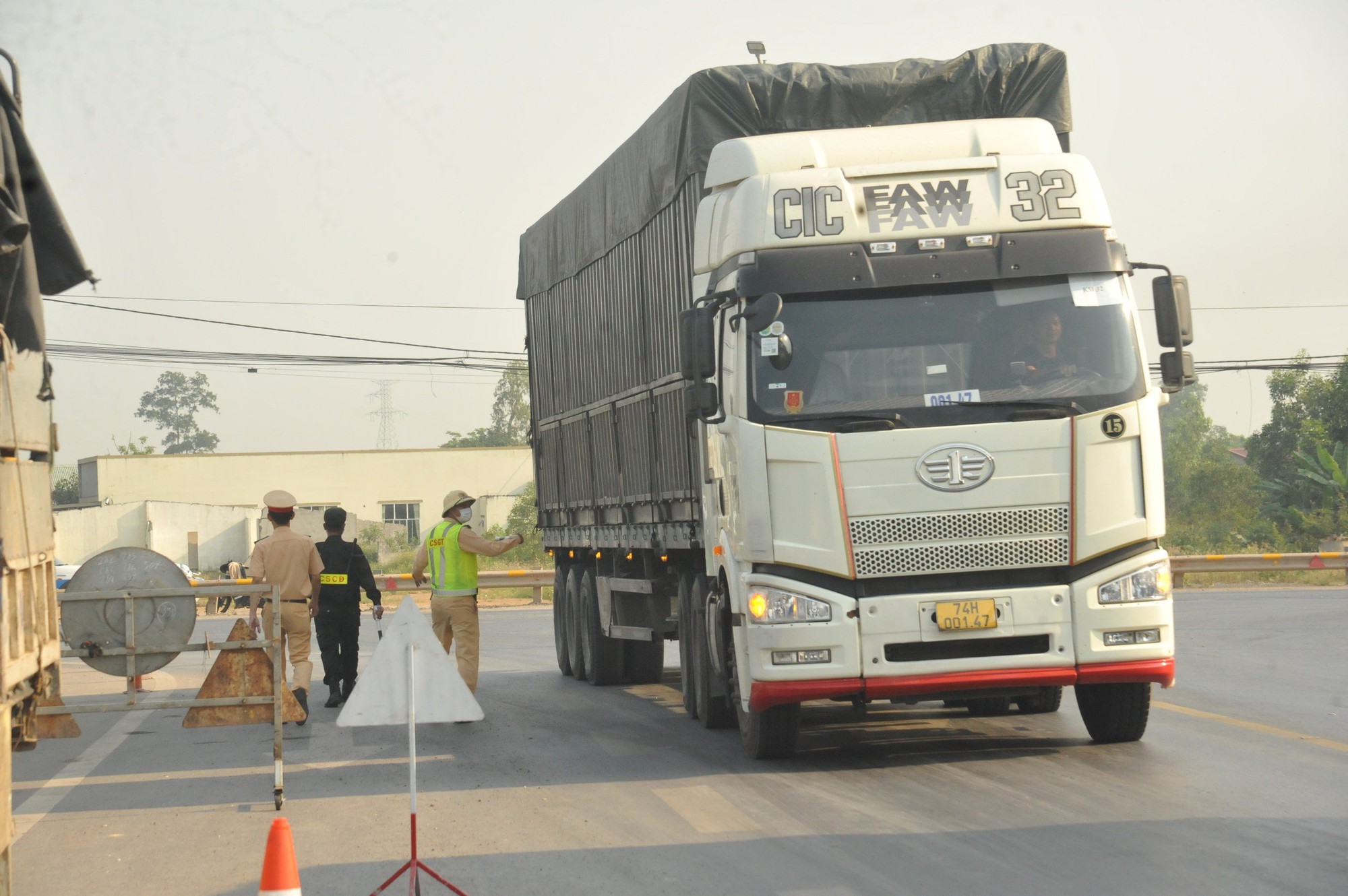 Hình ảnh ngày đầu xe tải, xe khách không vào cao tốc Cam Lộ - La Sơn- Ảnh 1.