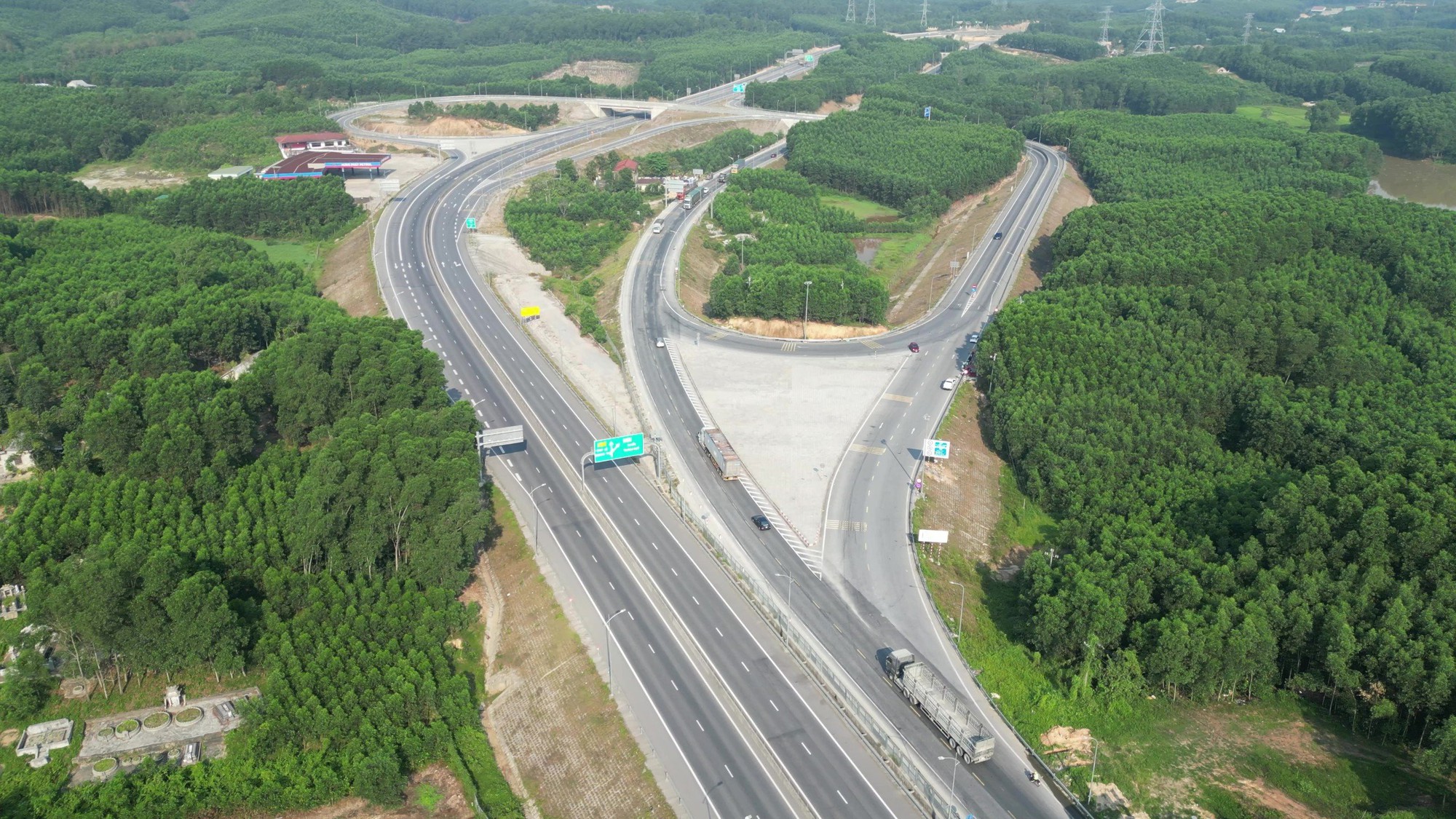 Hình ảnh ngày đầu xe tải, xe khách không vào cao tốc Cam Lộ - La Sơn- Ảnh 13.