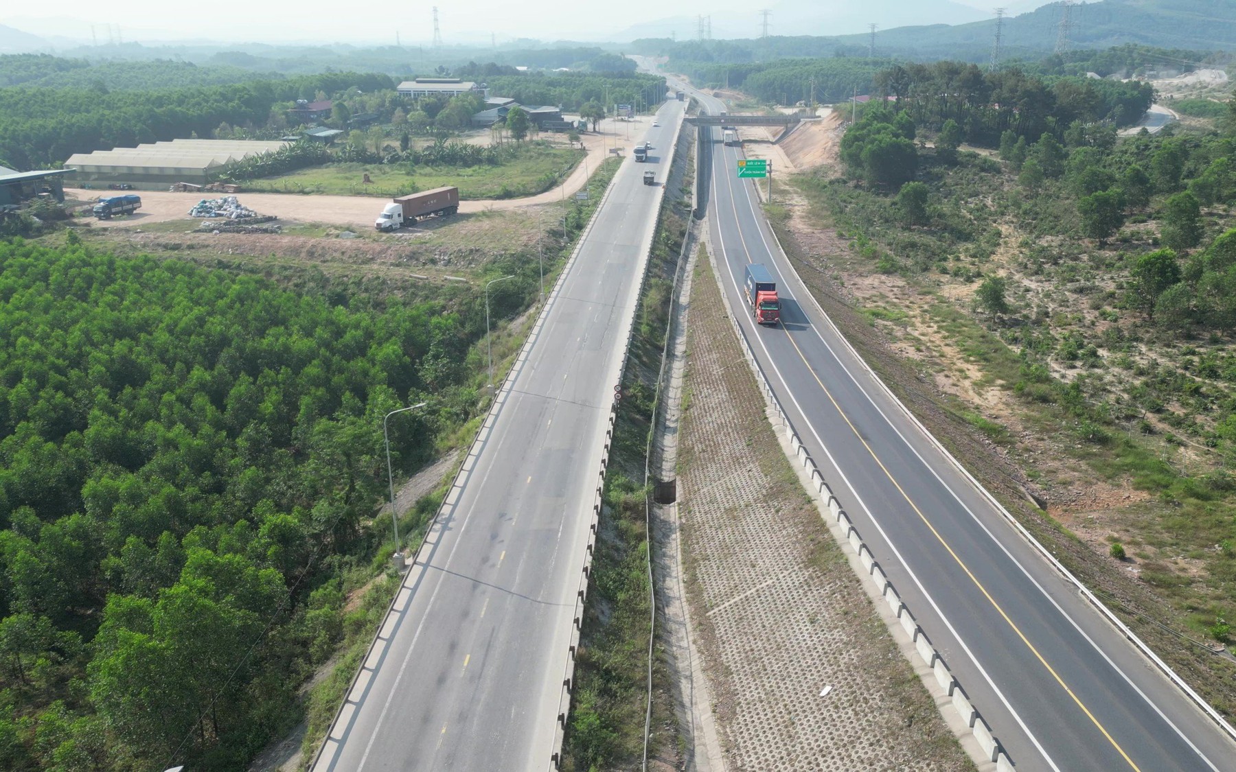 Hình ảnh ngày đầu xe tải, xe khách không vào cao tốc Cam Lộ - La Sơn