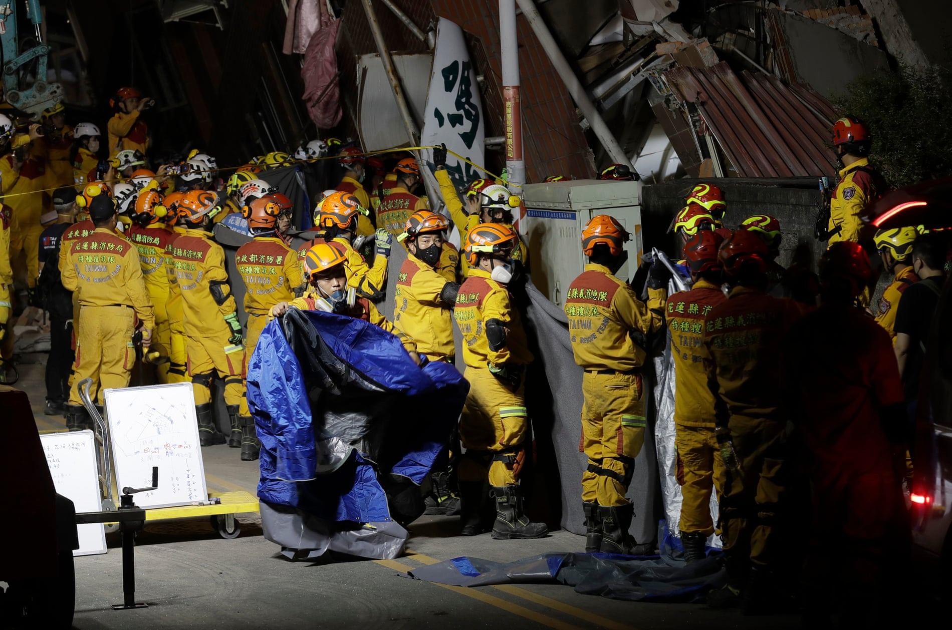 Cận cảnh đội cứu hộ chạy đua với thời gian tìm kiếm nạn nhân động đất Đài Loan- Ảnh 2.