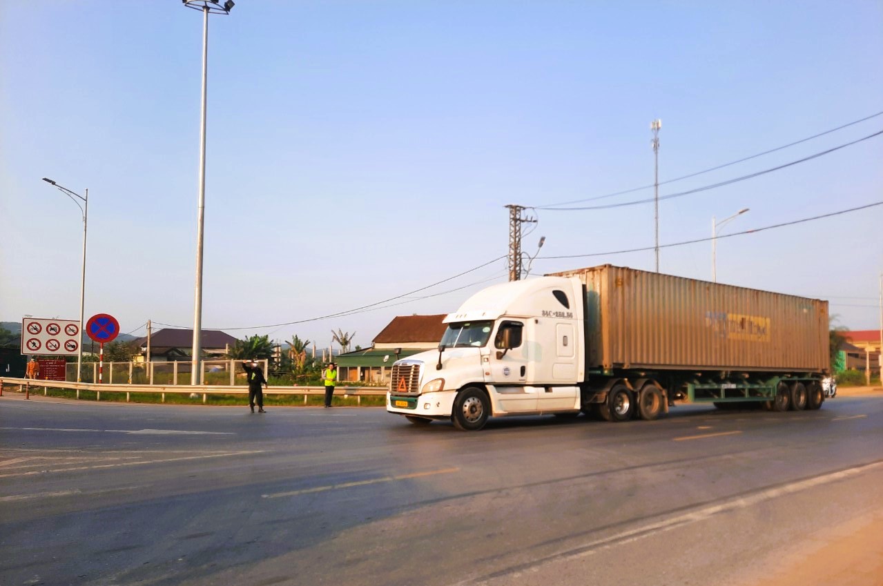 Tăng chốt phân luồng xe khách trên 30 chỗ, xe tải nặng không vào cao tốc Cam Lộ - La Sơn- Ảnh 2.