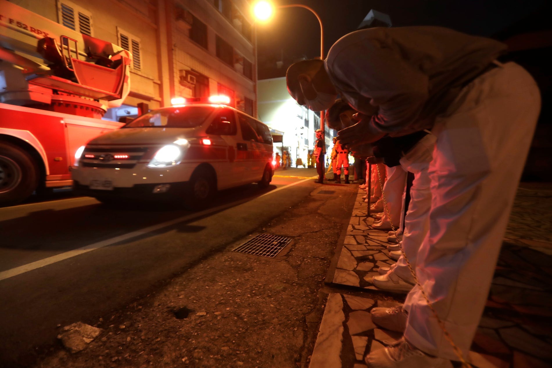 Cận cảnh đội cứu hộ chạy đua với thời gian tìm kiếm nạn nhân động đất Đài Loan- Ảnh 3.