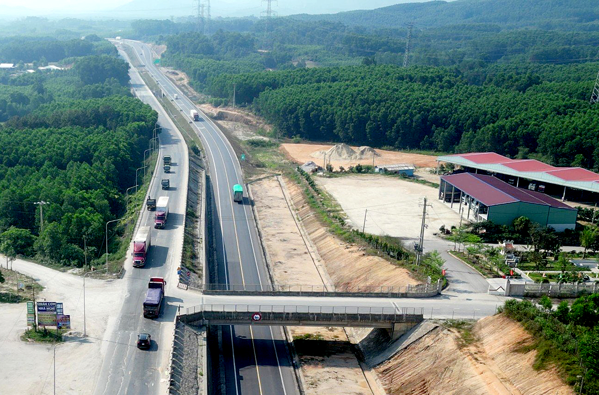 Cao tốc Cam Lộ - La Sơn được giảm tải- Ảnh 2.