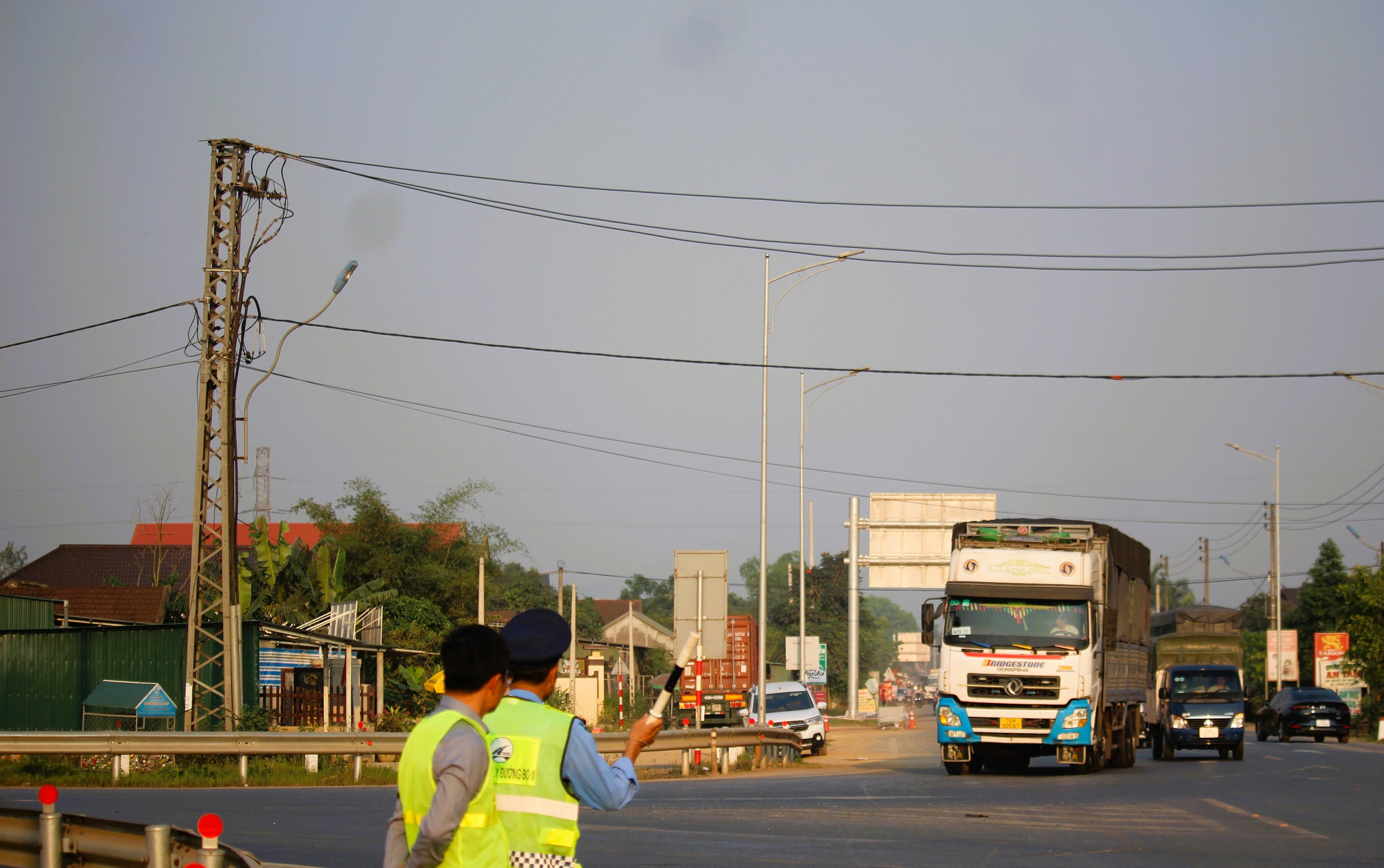 QL1 thông thoáng trong ngày đầu điều tiết xe tải nặng không vào cao tốc Cam Lộ - La Sơn- Ảnh 1.