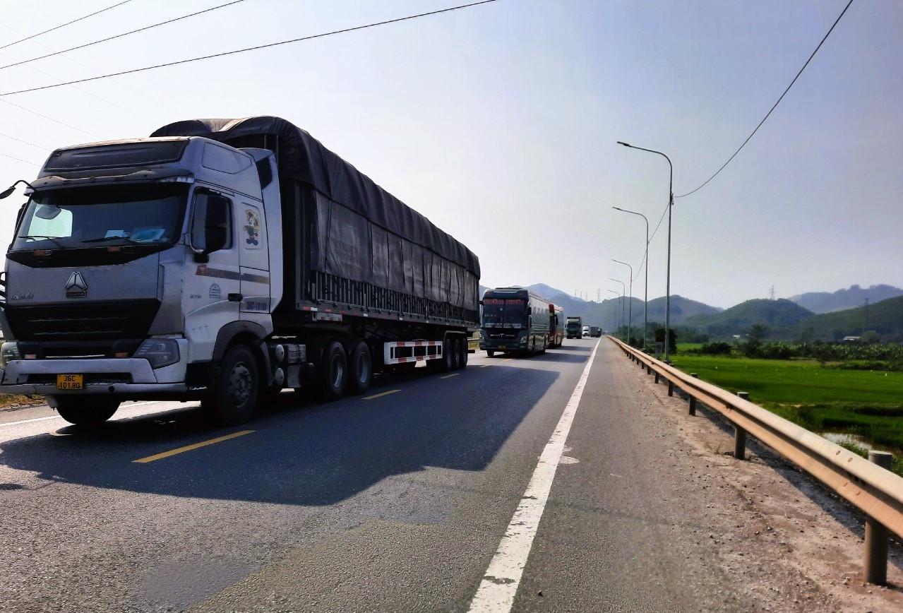 QL1 thông thoáng trong ngày đầu điều tiết xe tải nặng không vào cao tốc Cam Lộ - La Sơn- Ảnh 13.