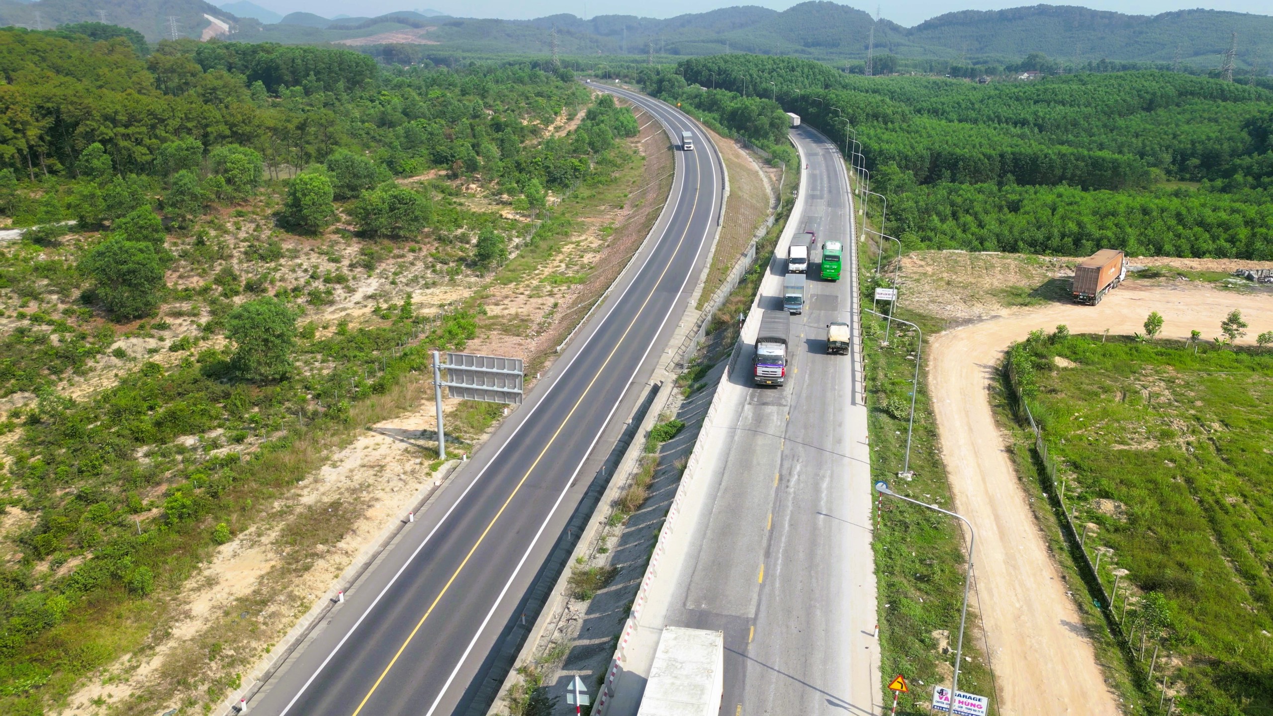 QL1 thông thoáng trong ngày đầu điều tiết xe tải nặng không vào cao tốc Cam Lộ - La Sơn- Ảnh 14.