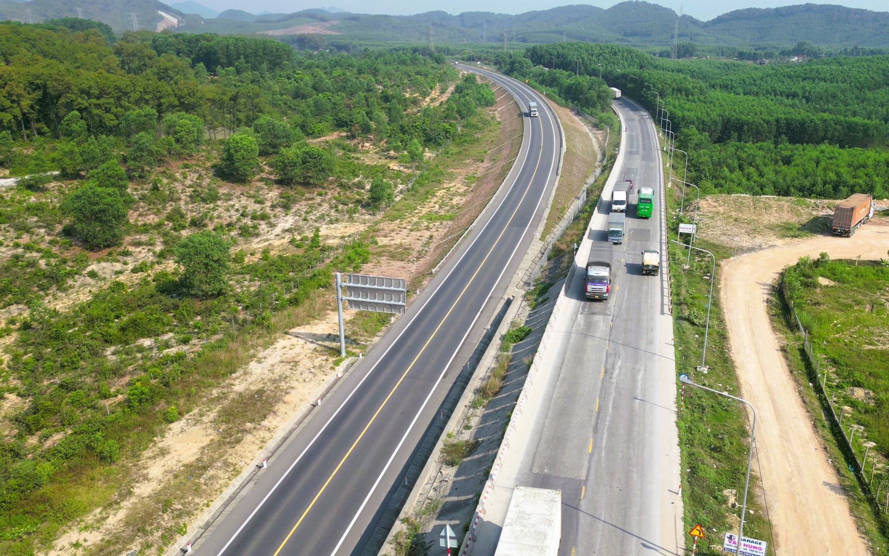 QL1 thông thoáng trong ngày đầu điều tiết xe tải nặng không vào cao tốc Cam Lộ - La Sơn