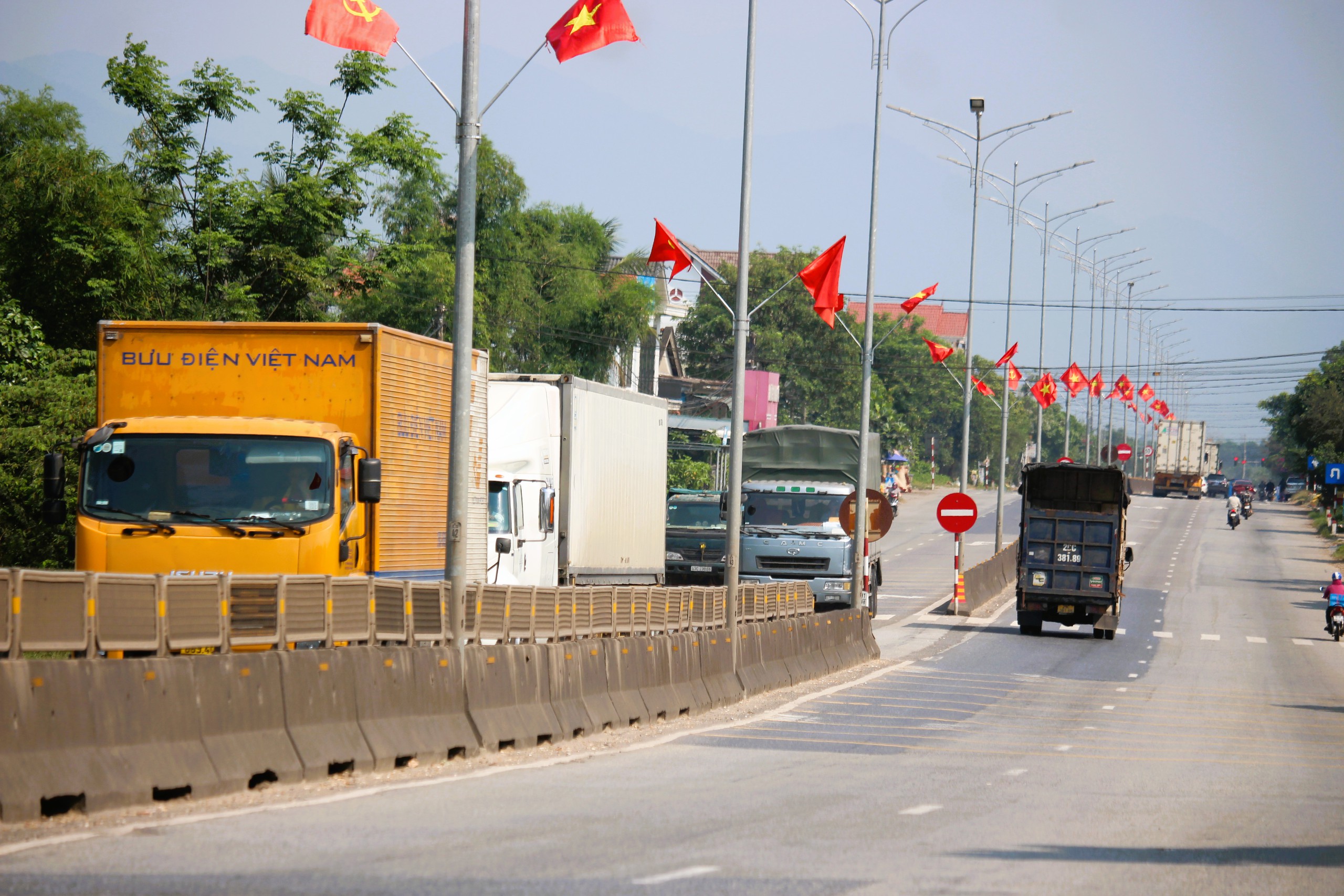 QL1 thông thoáng trong ngày đầu điều tiết xe tải nặng không vào cao tốc Cam Lộ - La Sơn- Ảnh 2.