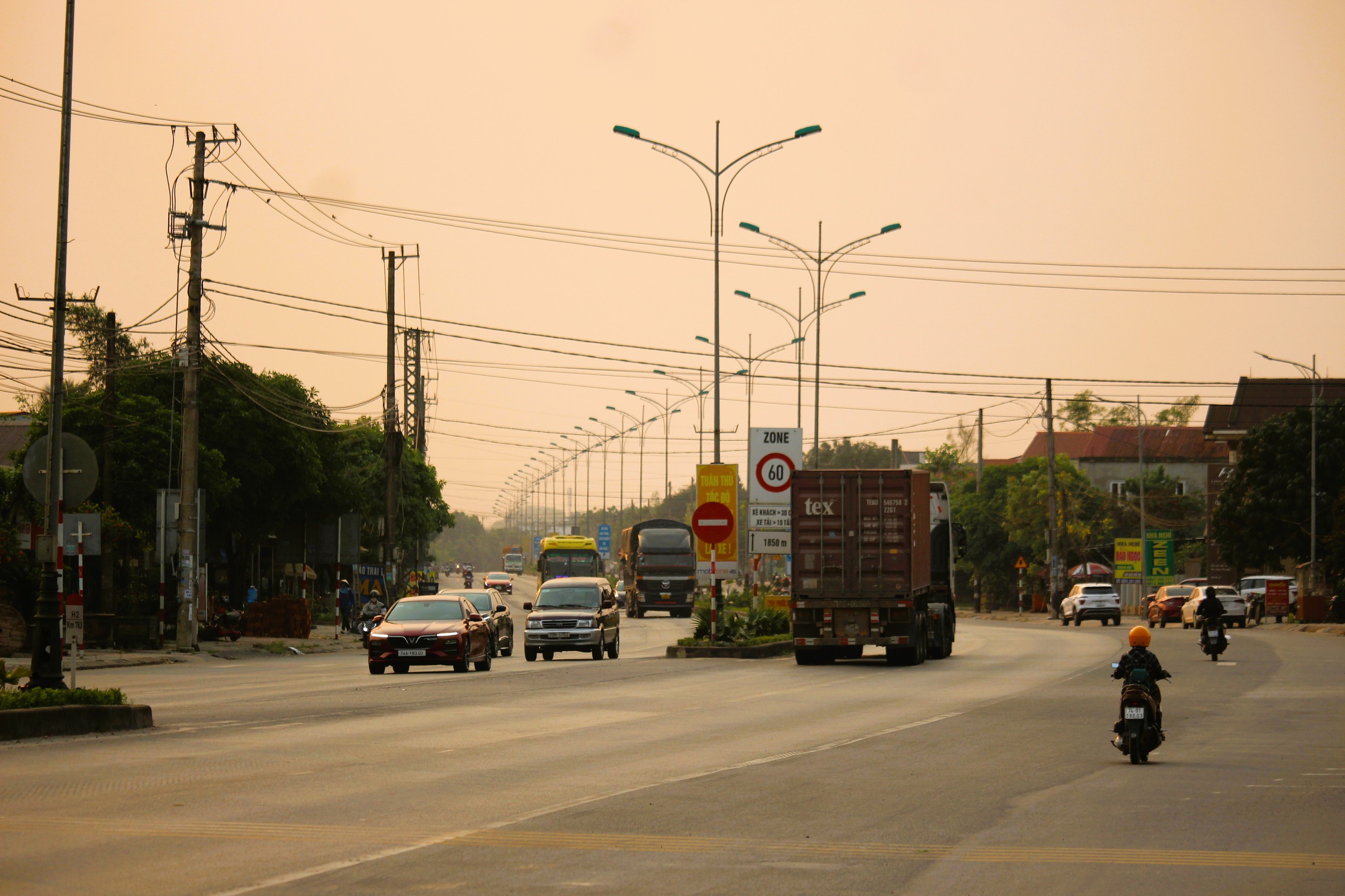 QL1 thông thoáng trong ngày đầu điều tiết xe tải nặng không vào cao tốc Cam Lộ - La Sơn- Ảnh 7.