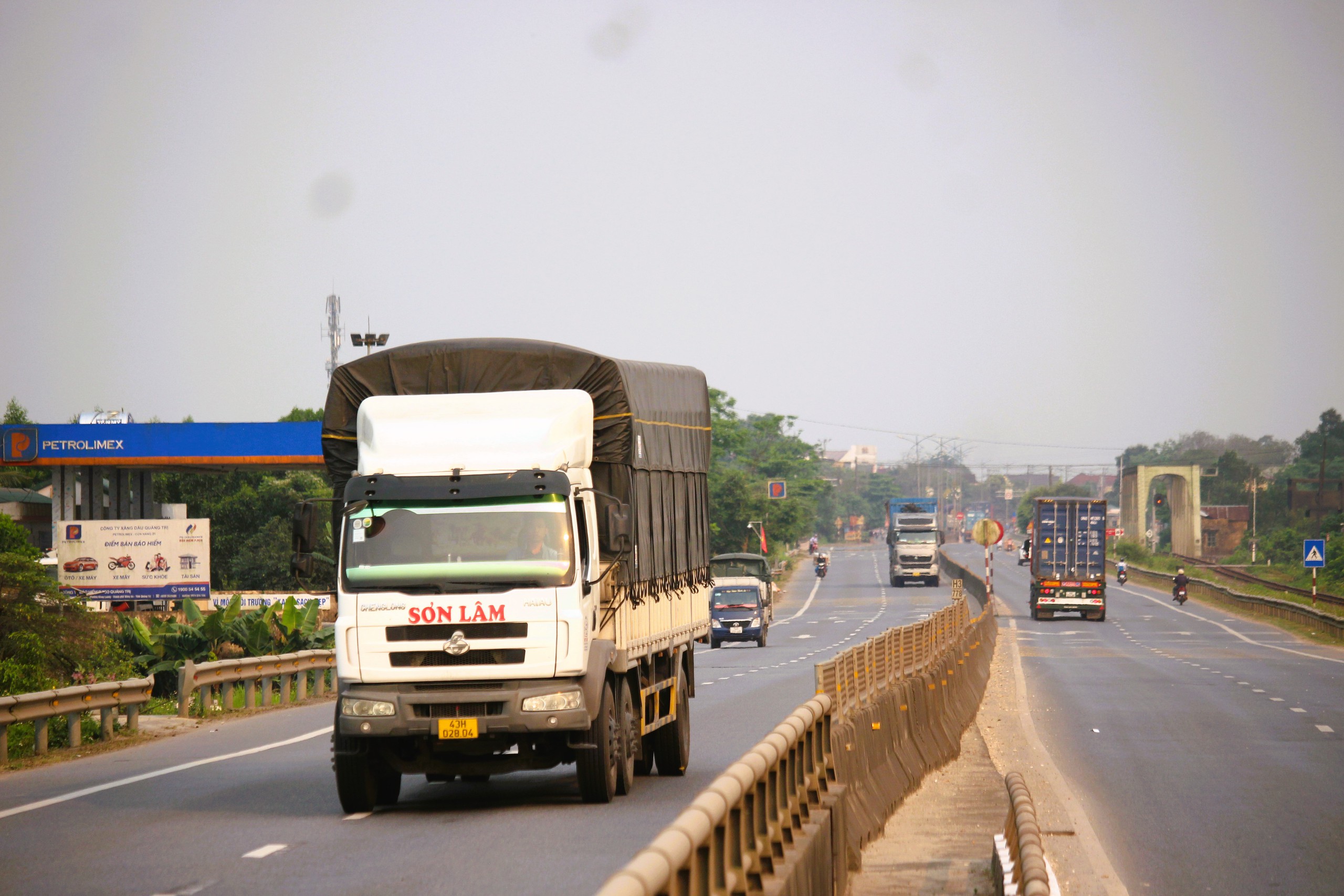 QL1 thông thoáng trong ngày đầu điều tiết xe tải nặng không vào cao tốc Cam Lộ - La Sơn- Ảnh 8.