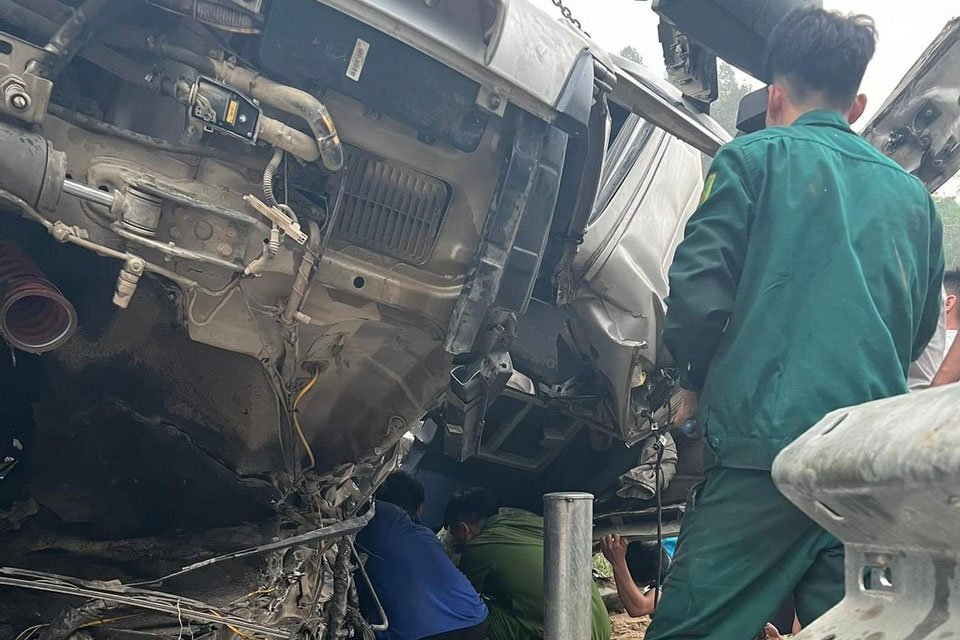 Lật xe đầu kéo ở Lào Cai, 3 người bị thương mắc kẹt trong cabin- Ảnh 2.