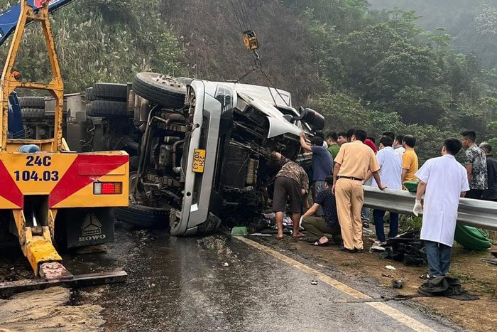Lật xe đầu kéo ở Lào Cai, 3 người bị thương mắc kẹt trong cabin- Ảnh 1.