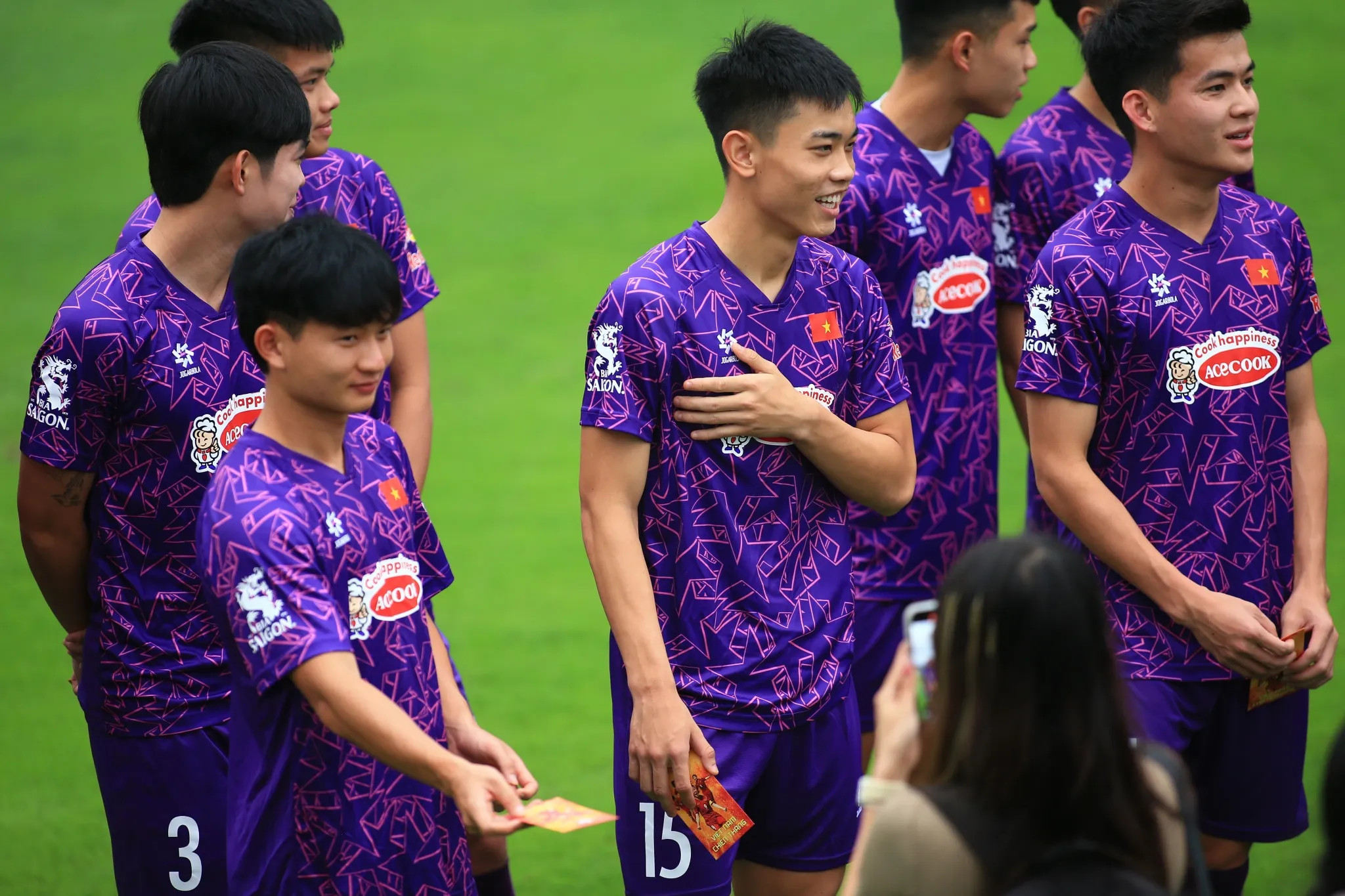 Tuyển thủ Việt Nam gây tranh cãi nhưng vẫn khiến các ông lớn V-League phát "sốt"- Ảnh 1.