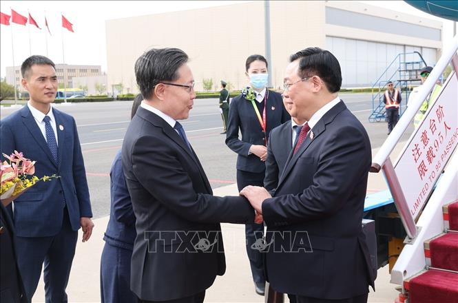 Chủ tịch Quốc hội đến Bắc Kinh, bắt đầu chuyến thăm chính thức Cộng hòa Nhân dân Trung Hoa- Ảnh 2.