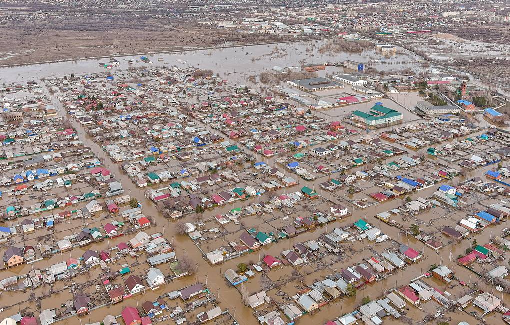 Hàng nghìn ngôi nhà chìm trong nước lũ, người dân được sơ tán bất kể đêm ngày khỏi vùng nguy hiểm. (Ảnh: Thông tấn xã Nga)