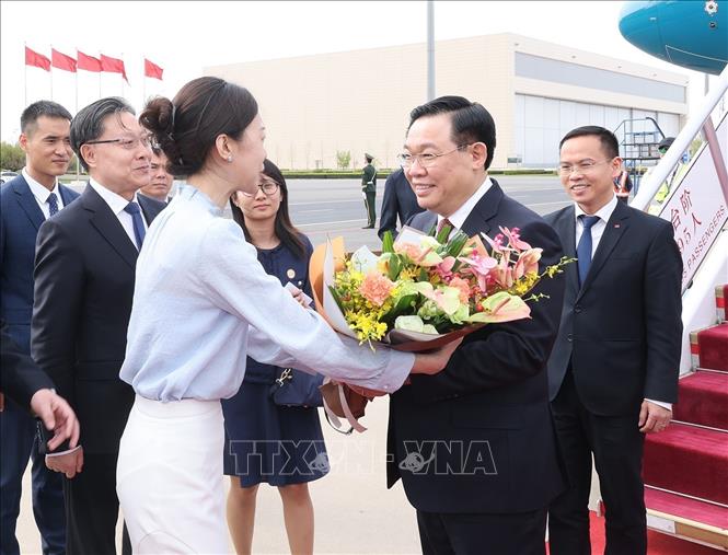 Chủ tịch Quốc hội đến Bắc Kinh, bắt đầu chuyến thăm chính thức Cộng hòa Nhân dân Trung Hoa- Ảnh 1.
