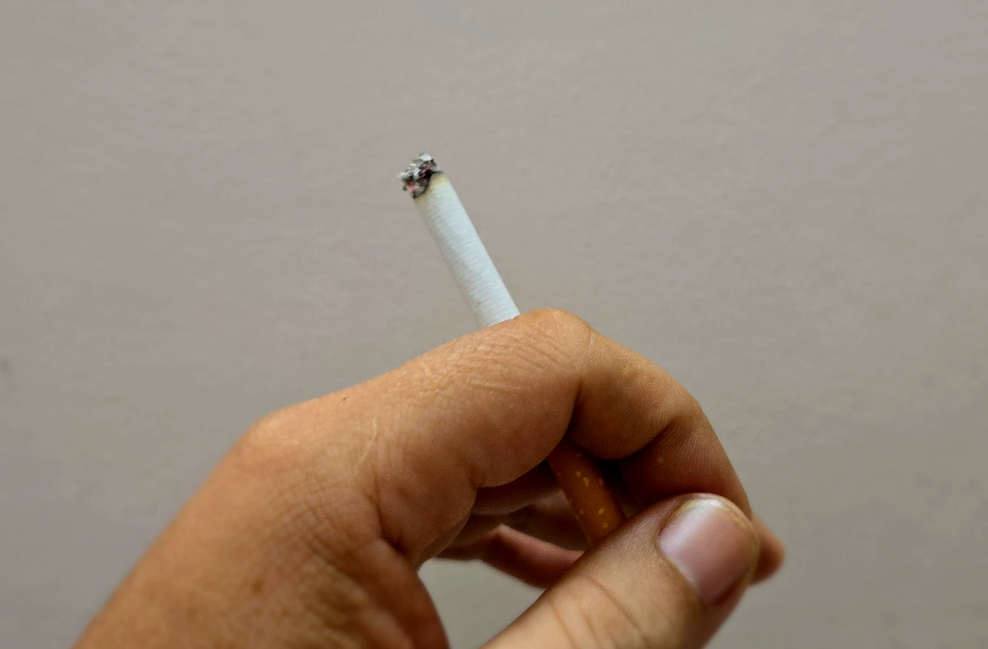 Phạt người đàn ông hút thuốc sai quy định ở sân bay Cần Thơ- Ảnh 1.