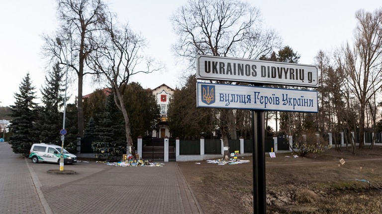 Đại sứ quán Nga tại Litva được đặt trong khu phố Žvėrynas (thủ đô Vilnius). Vừa qua đã xảy ra hai vụ tấn công liên tiếp bằng bom xăng nhằm vào tòa nhà đại sứ quán này. (Ảnh: RT)