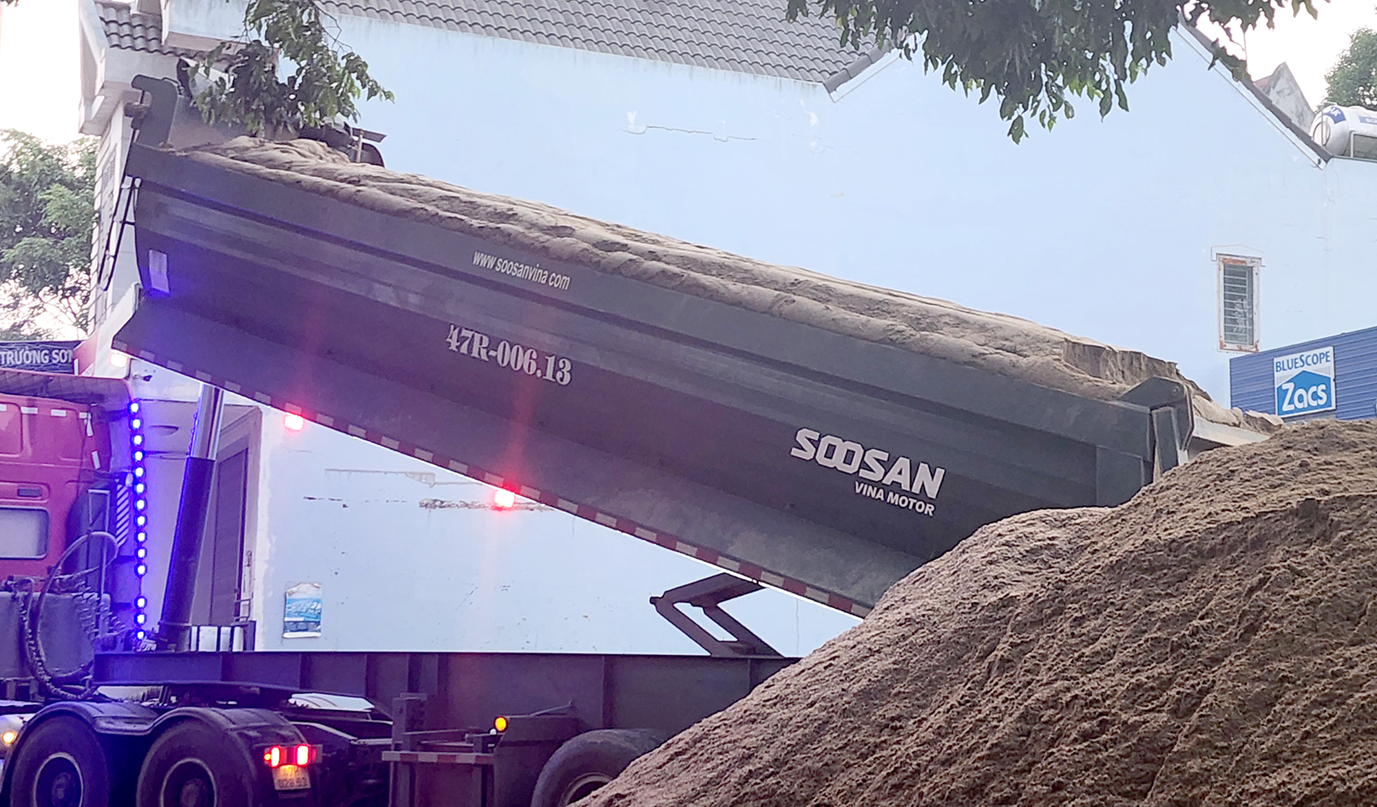 Đắk Lắk: Xe chở cát quá tải lộng hành trên quốc lộ- Ảnh 2.