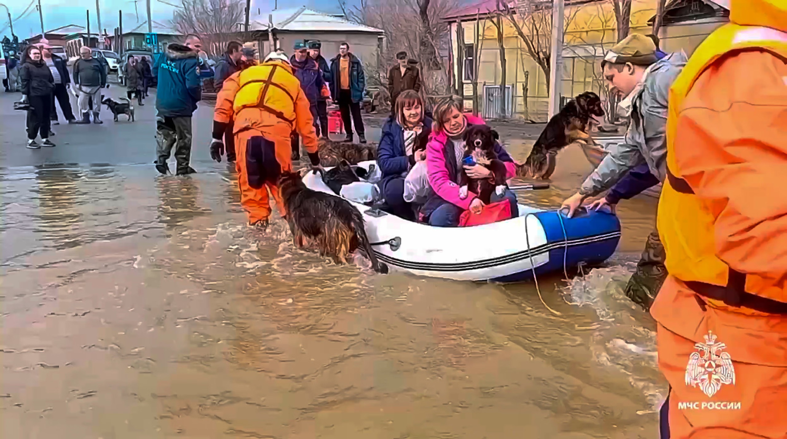 Người dân vùng lũ lụt tại Orenburg được sơ tán liên tục, bất kể đêm ngày. Đến nay, hơn 6.100 người đã được sơ tán khỏi thành phố, 11 nơi trú ẩn tạm thời đã được thiết lập, cung cấp 8.087 chỗ ở cho người dân. (Ảnh: Thông tấn xã Nga)