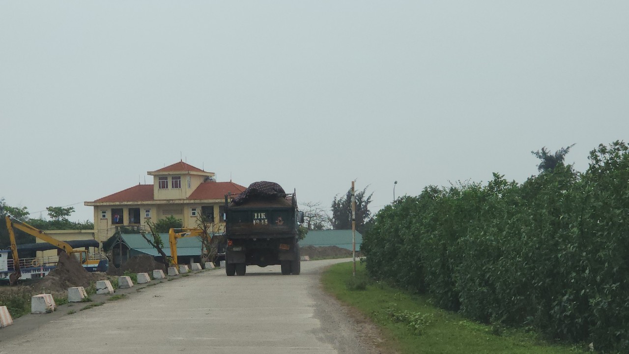 Nam Định: Loạt bến bãi trái phép bủa vây, xe nghi quá tải tung hoành đê Hữu Hồng- Ảnh 11.