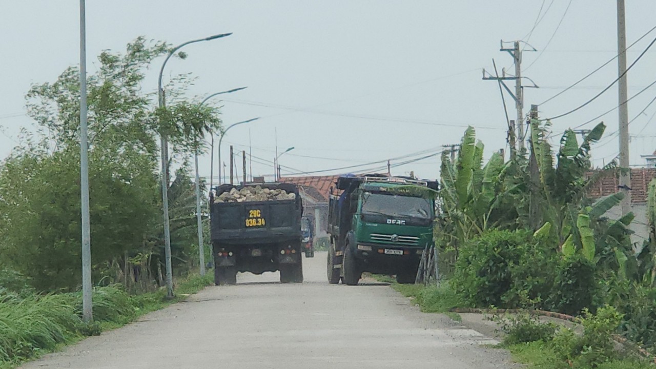 Nam Định: Loạt bến bãi trái phép bủa vây, xe nghi quá tải tung hoành đê Hữu Hồng- Ảnh 14.