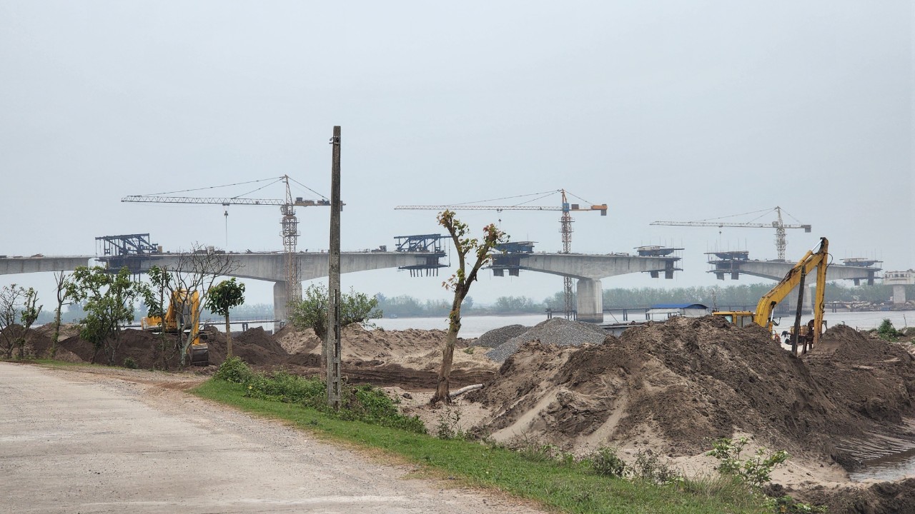 Nam Định: Loạt bến bãi trái phép bủa vây, xe nghi quá tải tung hoành đê Hữu Hồng- Ảnh 13.