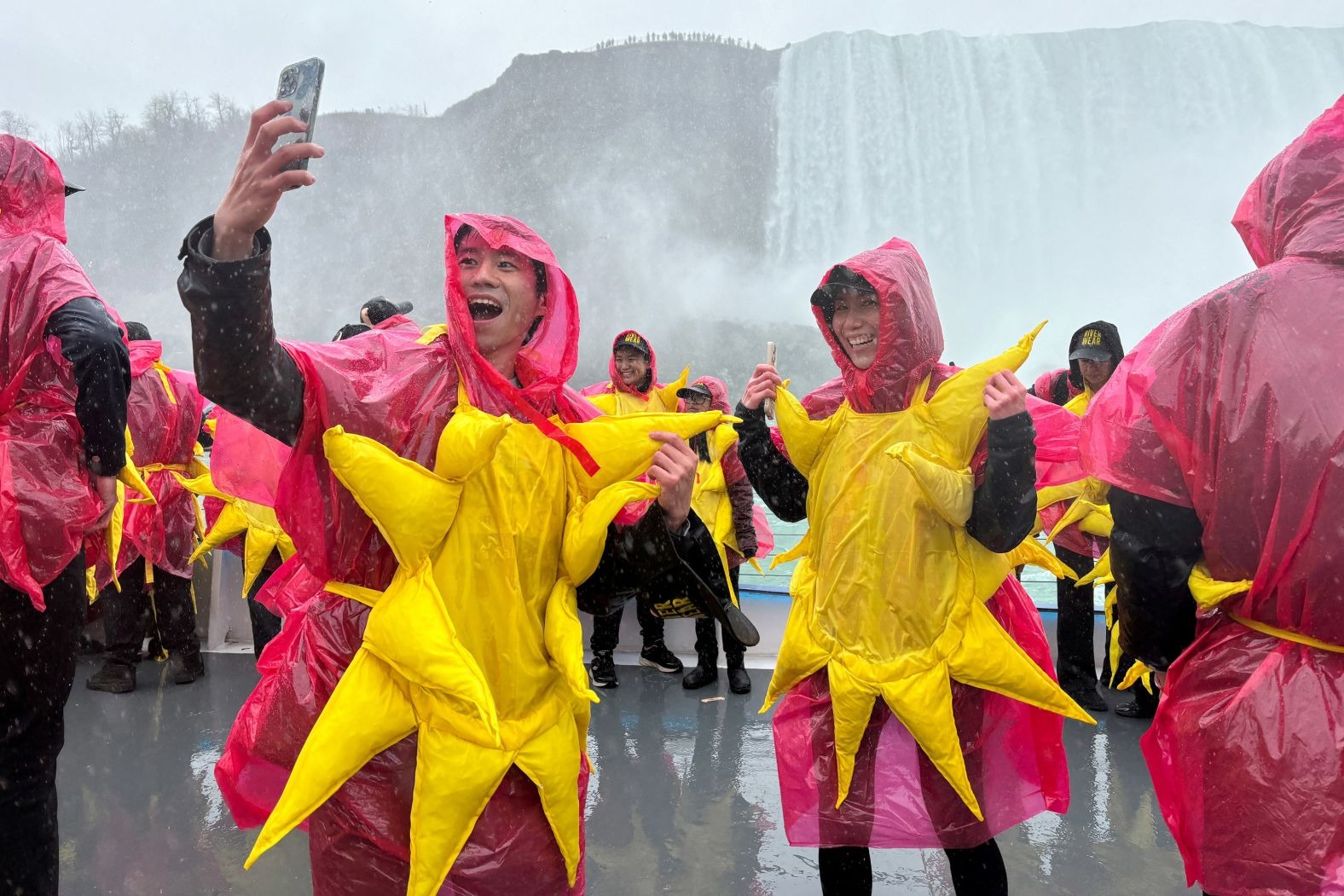 Người dân tụ tập trên chiếc thuyền tại Thác Niagara, lập Kỷ lục Guiness cho Nhóm người hóa trang thành mặt trời đông nhất thế giới.