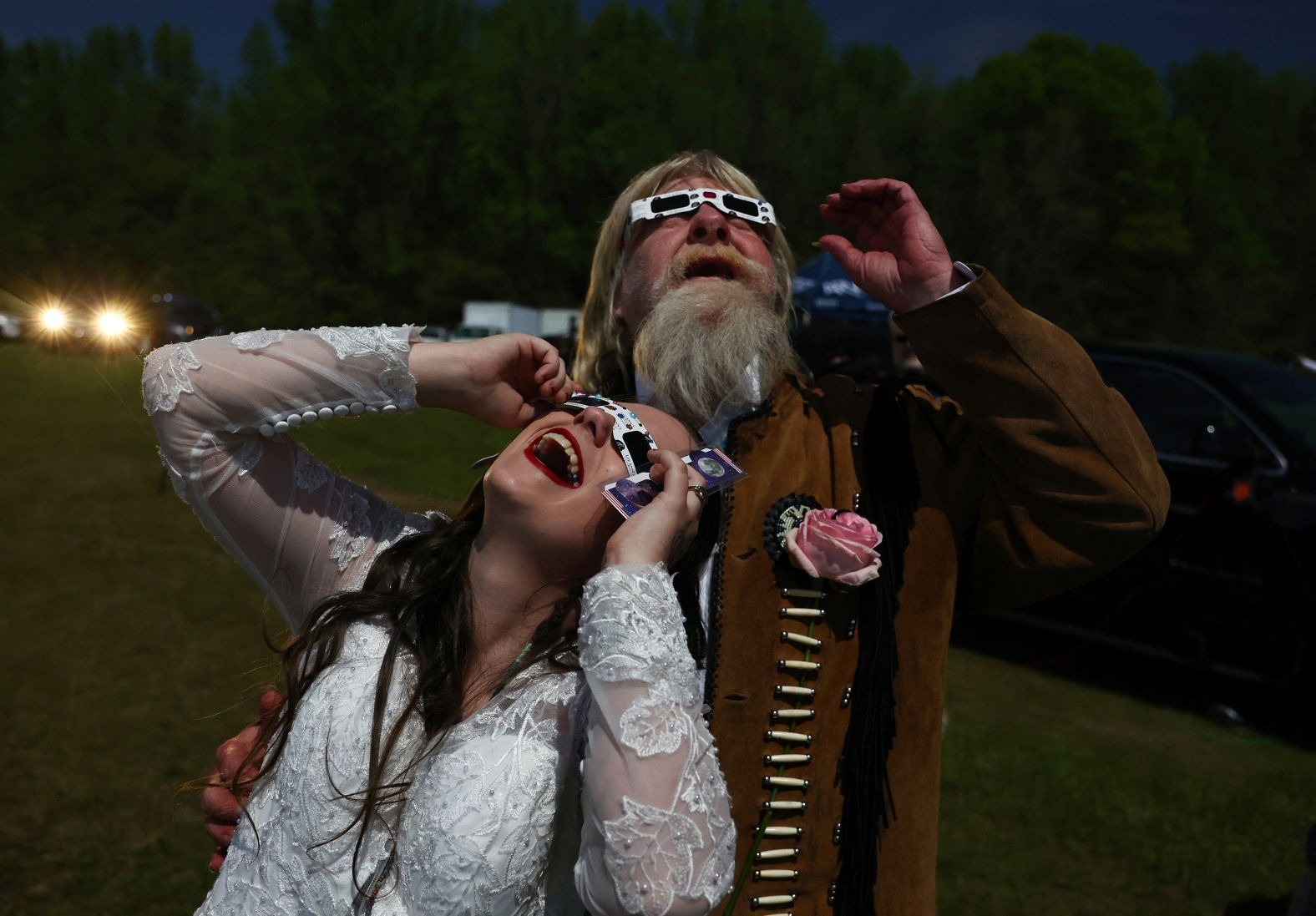 Một trong 358 cặp đôi ở bang Arkansas (Mỹ) tham gia đám cưới tập thể, cùng nhau đón chào những giây phút đặc biệt nhất của cuộc đời.