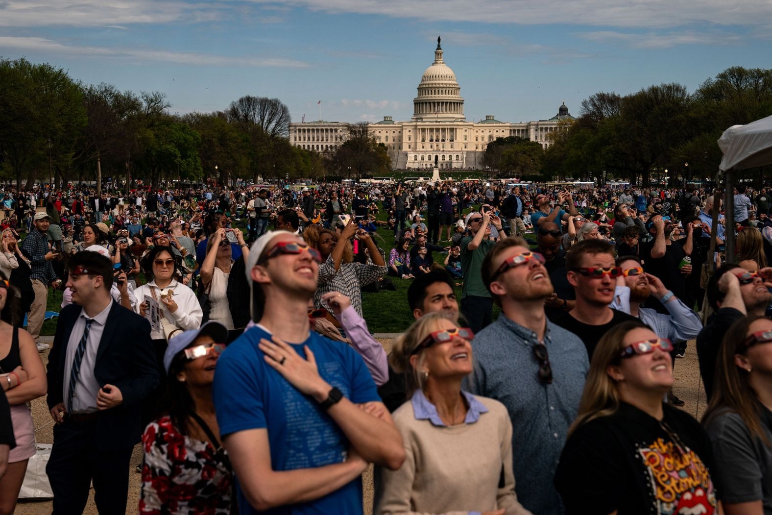 Đoàn người tập trung trước Nhà Trắng tại thủ đô Washington (Mỹ) để xem nhật thực.