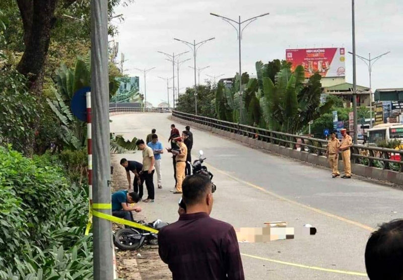 Hiện trường vụ tai nạn giao thông khiến một nam sinh tử vong, một nữ sinh bị thương ở Hà Nội.