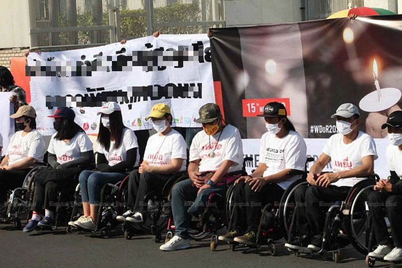 Các nạn nhân tai nạn giao thông xuống đường tổ chức hoạt động tưởng niệm và kêu gọi hành động vì an toàn giao thông ở Bangkok, Thái Lan. (Ảnh: Bangkok Post)