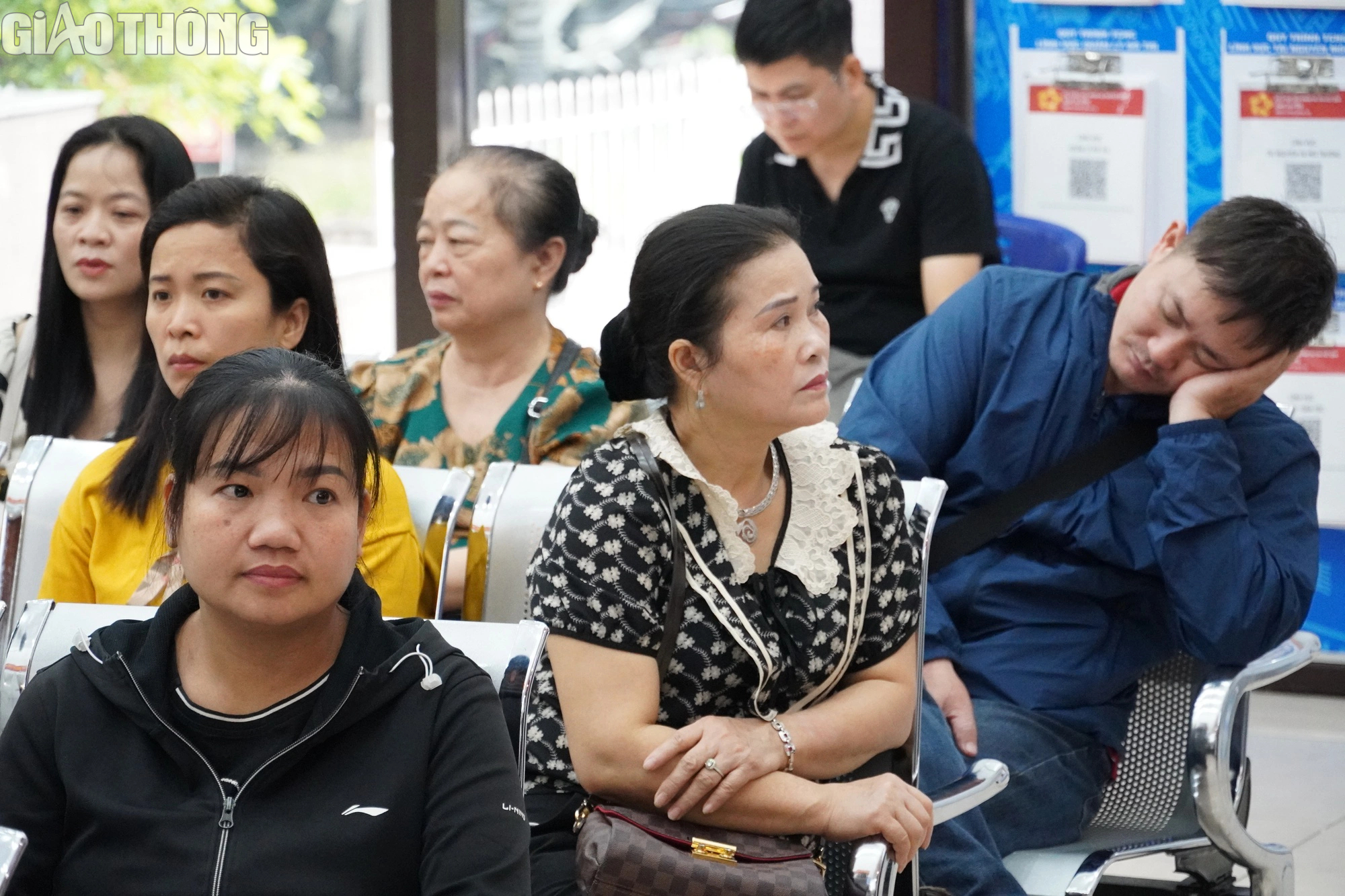 Hà Nội: Người dân vẫn xếp hàng chờ làm thủ tục đăng ký đất đai- Ảnh 2.