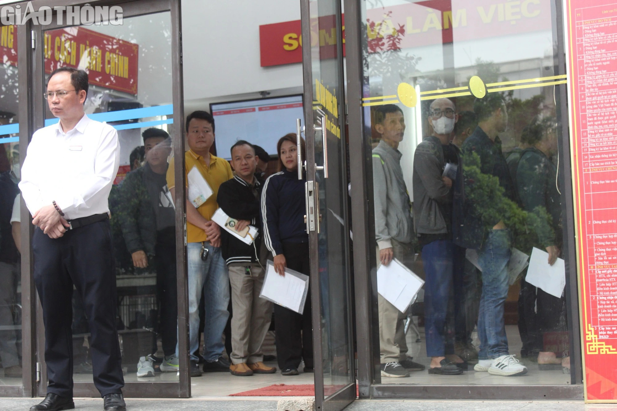 Hà Nội: Người dân vẫn xếp hàng chờ làm thủ tục đăng ký đất đai- Ảnh 6.