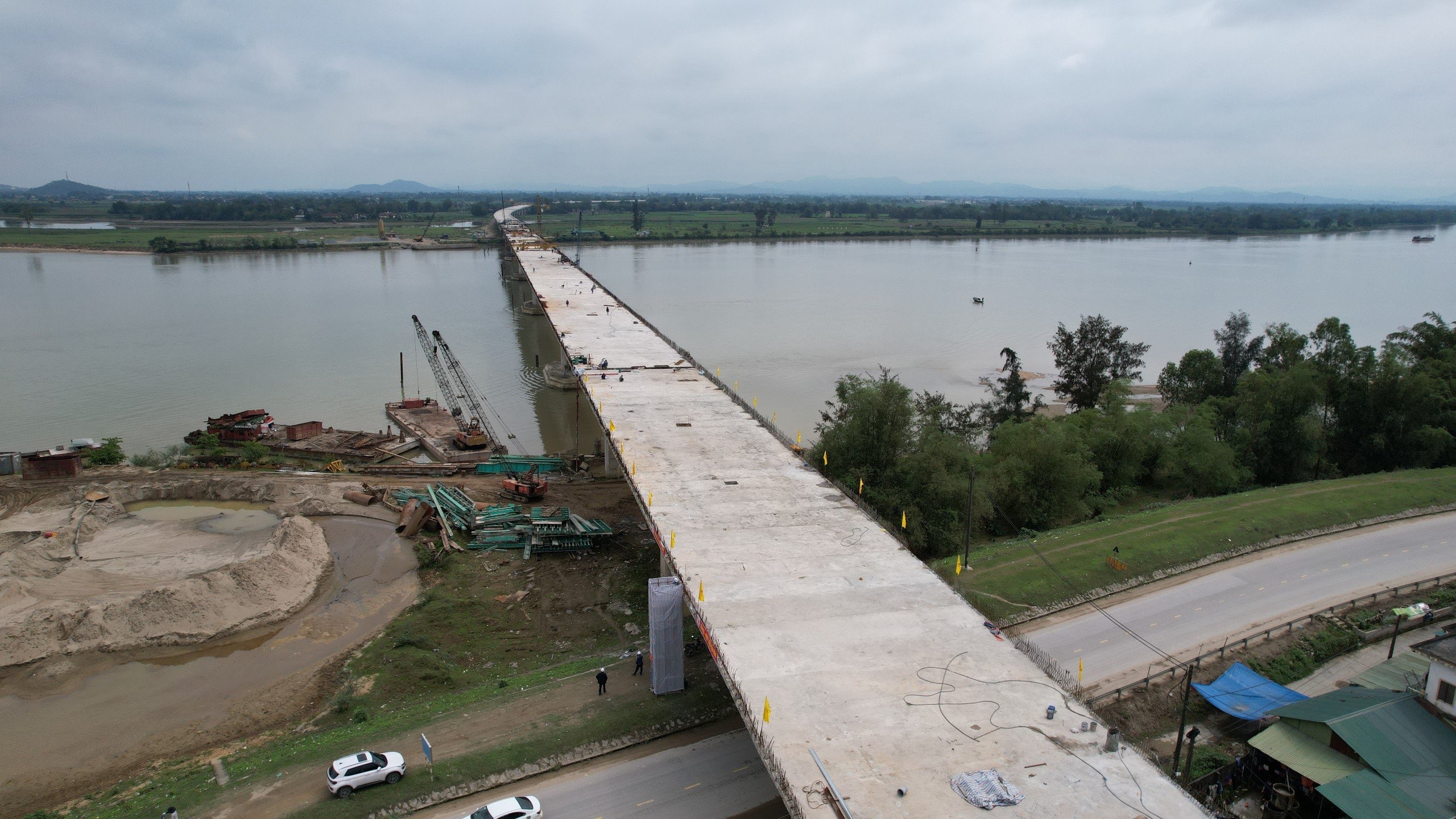 Hành trình xây cầu vượt sông dài nhất cao tốc Bắc - Nam- Ảnh 1.