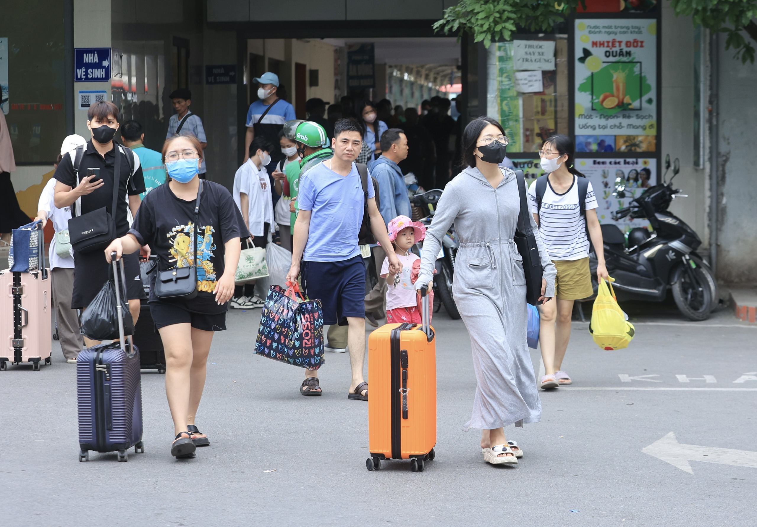 Cả vạn người quay lại Hà Nội ngày cuối nghỉ lễ, xe khách dồn dập về bến- Ảnh 9.