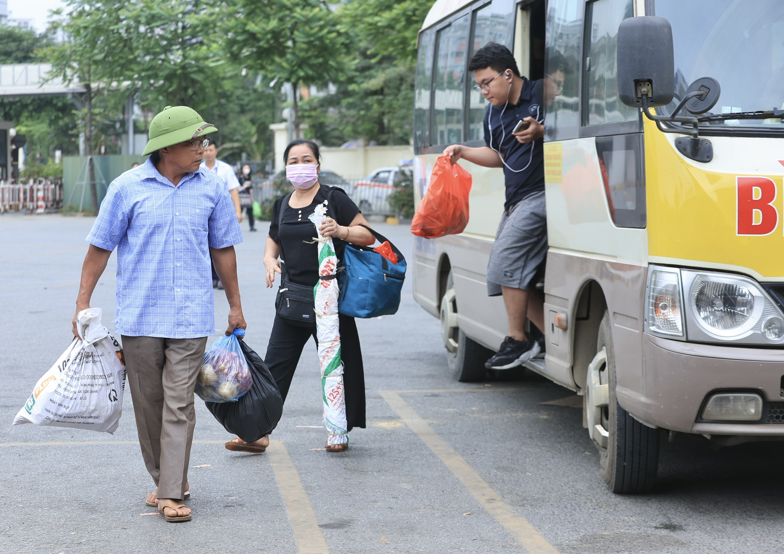 Cả vạn người quay lại Hà Nội ngày cuối nghỉ lễ, xe khách dồn dập về bến- Ảnh 3.