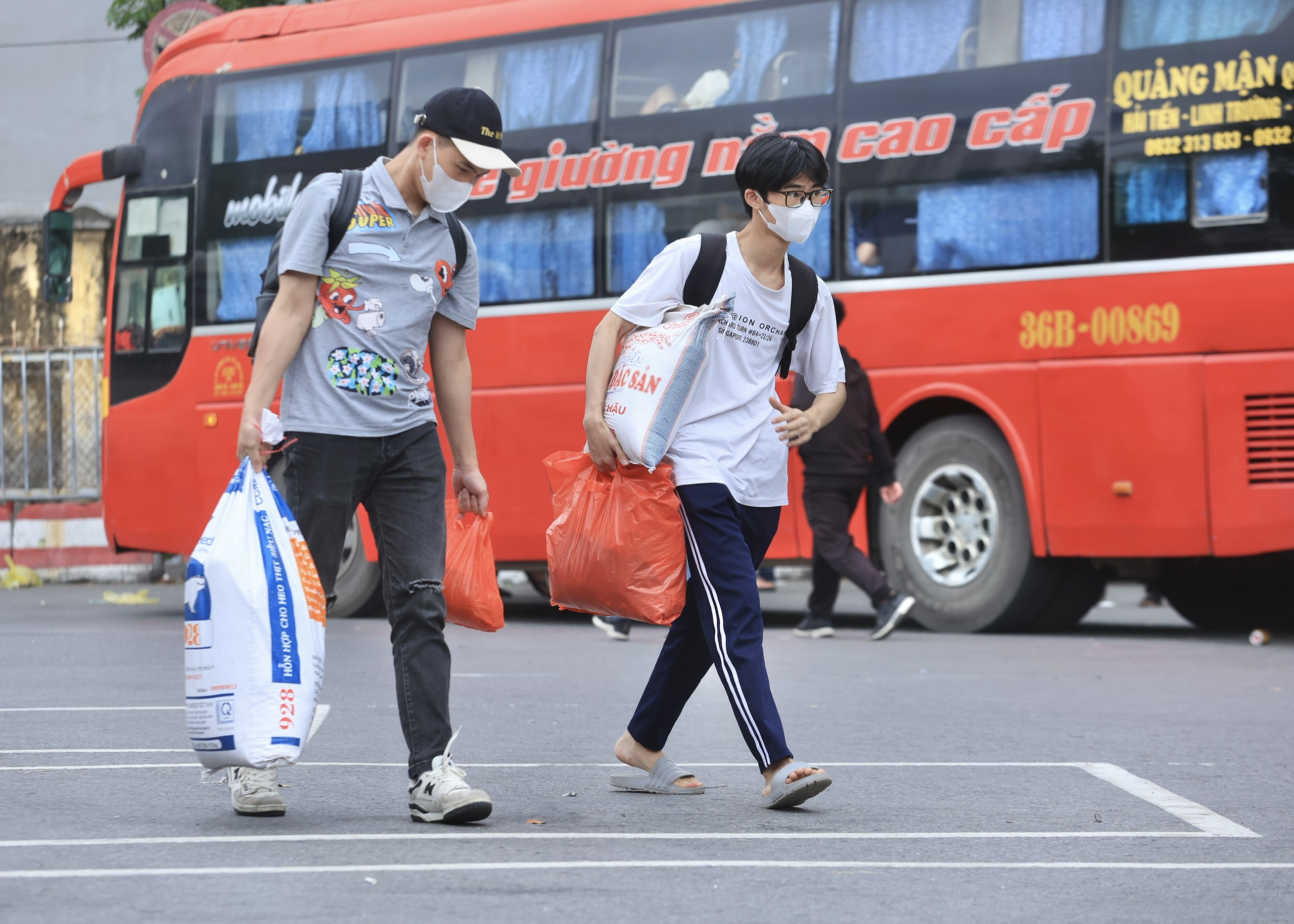 Cả vạn người quay lại Hà Nội ngày cuối nghỉ lễ, xe khách dồn dập về bến- Ảnh 17.