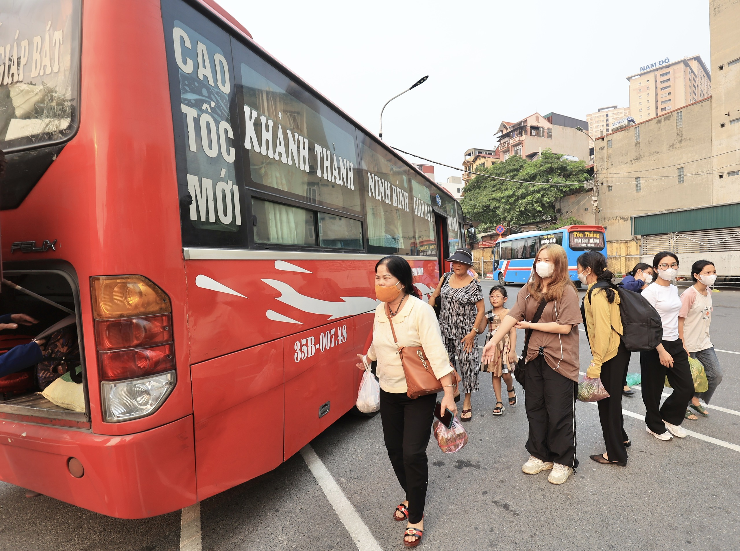 Bến xe Hà Nội phục vụ hơn 100 nghìn lượt khách dịp nghỉ lễ 30/4- Ảnh 1.