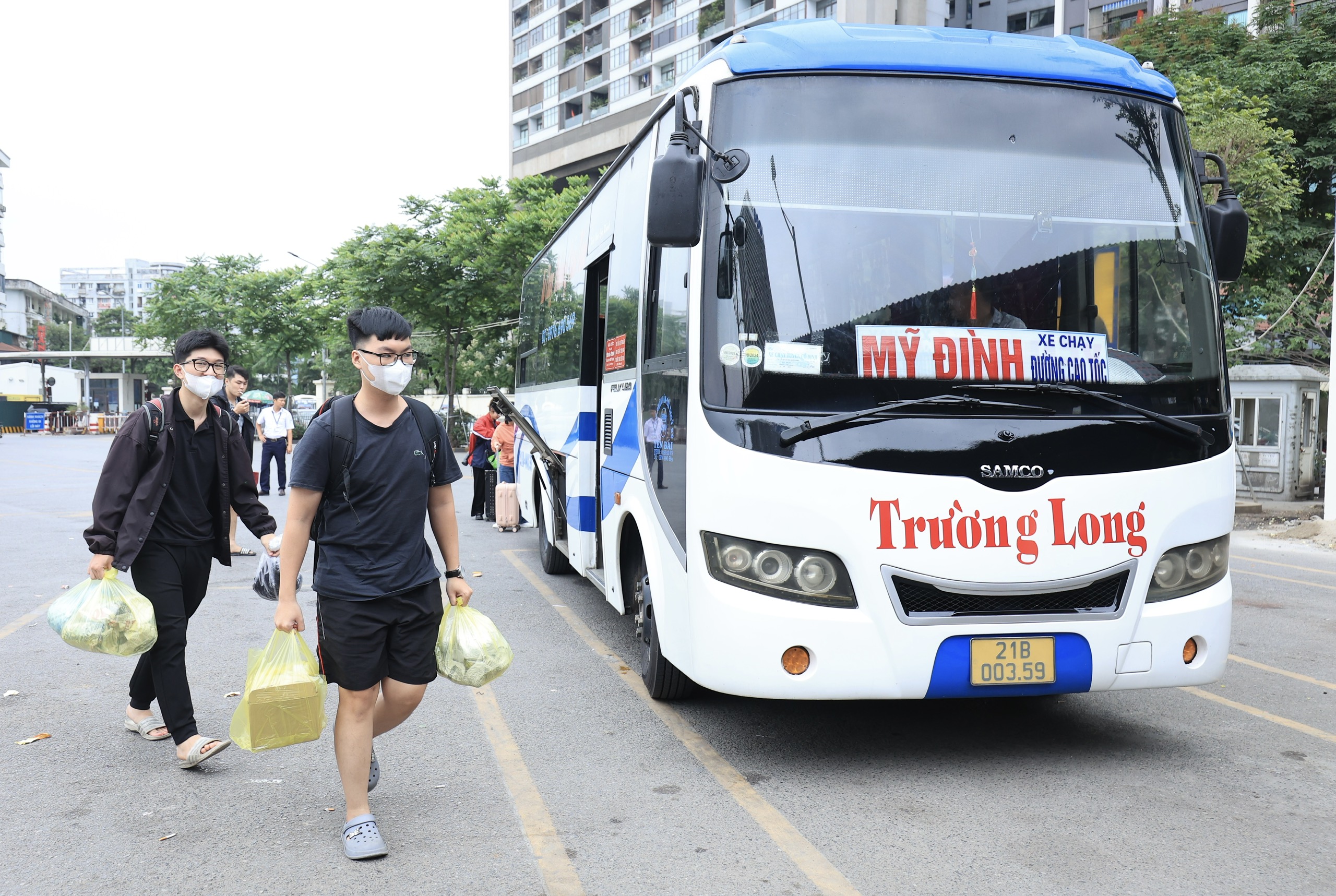 Cả vạn người quay lại Hà Nội ngày cuối nghỉ lễ, xe khách dồn dập về bến- Ảnh 2.