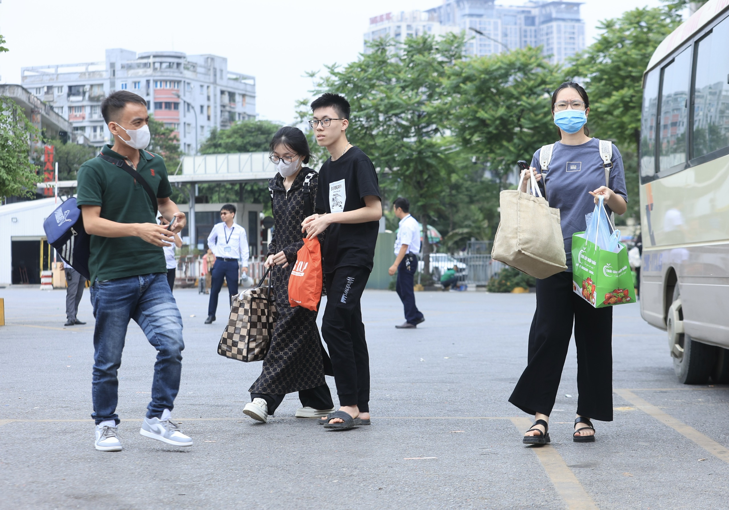 Cả vạn người quay lại Hà Nội ngày cuối nghỉ lễ, xe khách dồn dập về bến- Ảnh 4.
