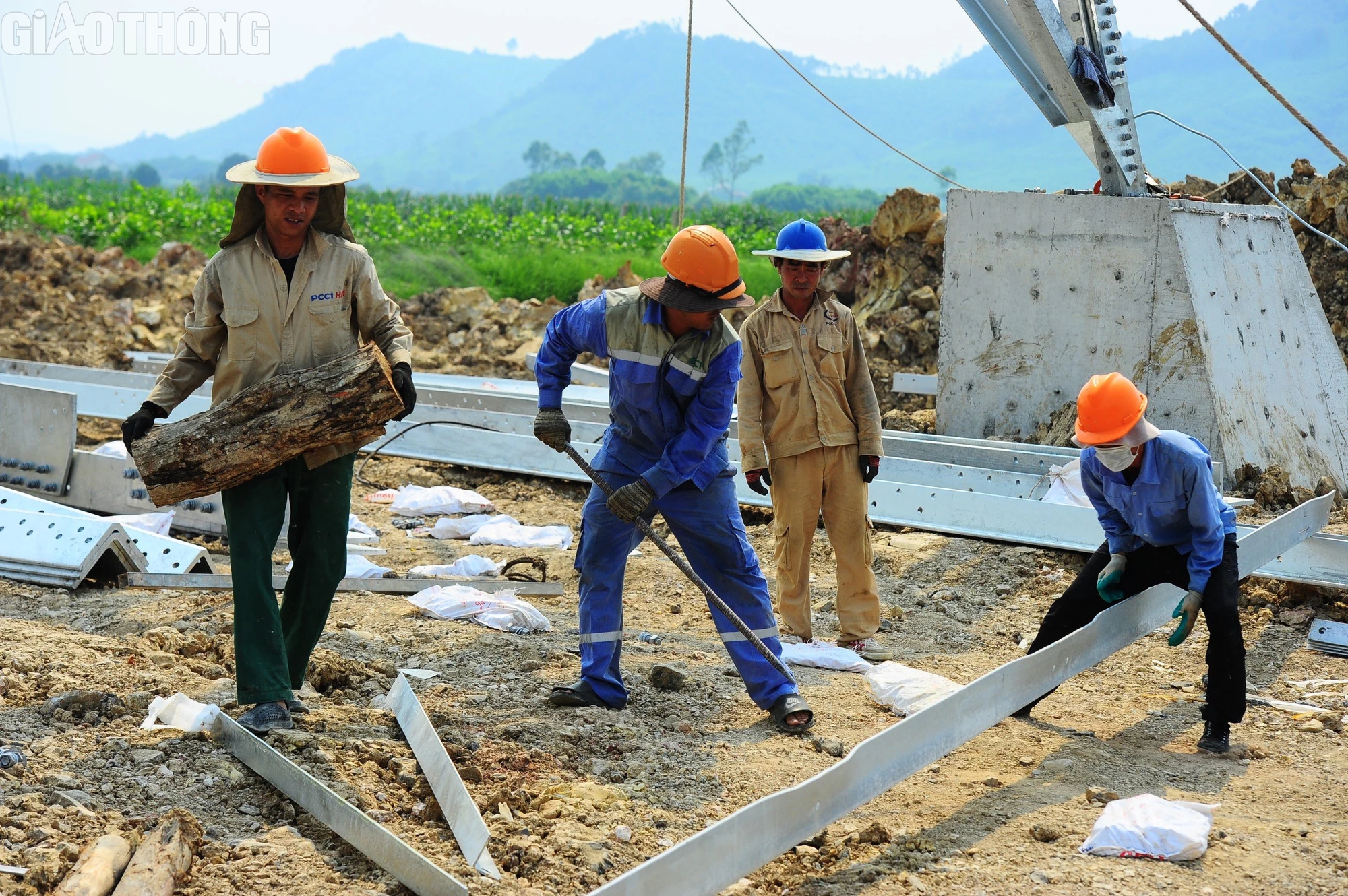 Công nhân mướt mồ hôi dưới cái nắng hơn 40 độ C nơi công trường đường dây 500kV mạch 3- Ảnh 2.