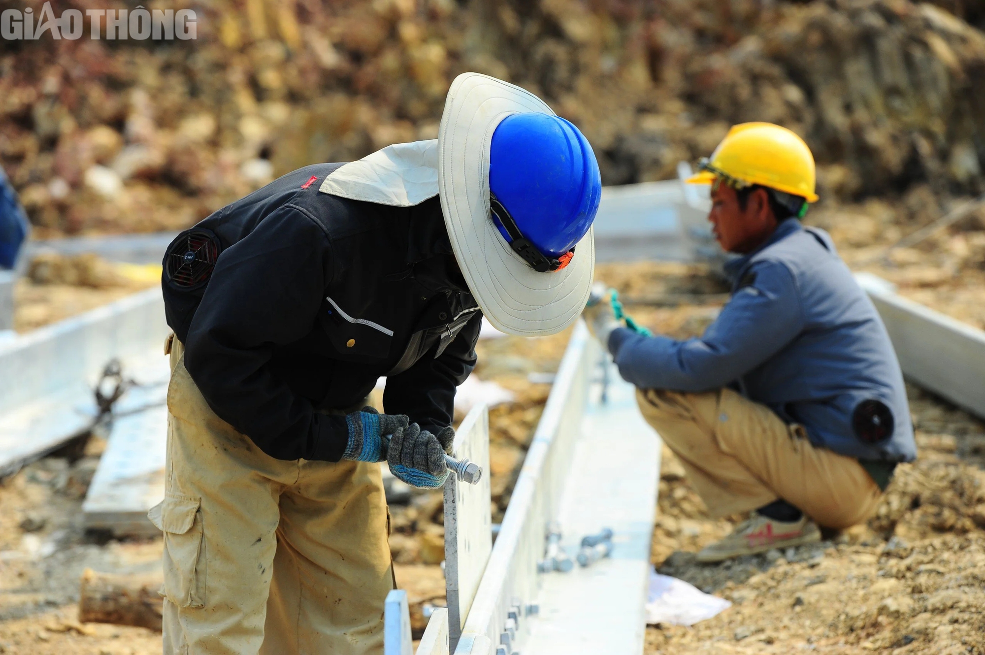 Công nhân mướt mồ hôi dưới cái nắng hơn 40 độ C nơi công trường đường dây 500kV mạch 3- Ảnh 3.