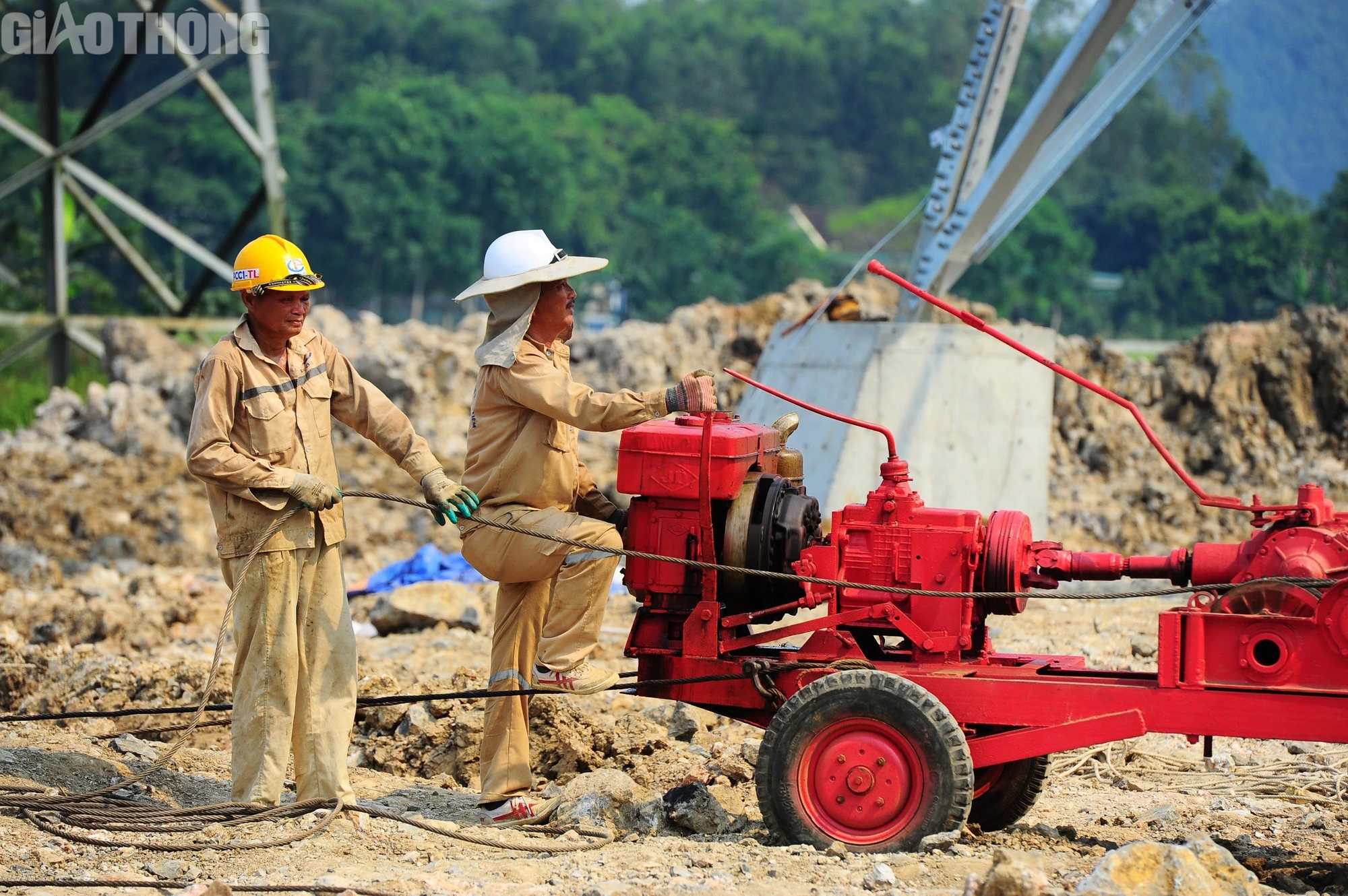 Công nhân mướt mồ hôi dưới cái nắng hơn 40 độ C nơi công trường đường dây 500kV mạch 3- Ảnh 4.