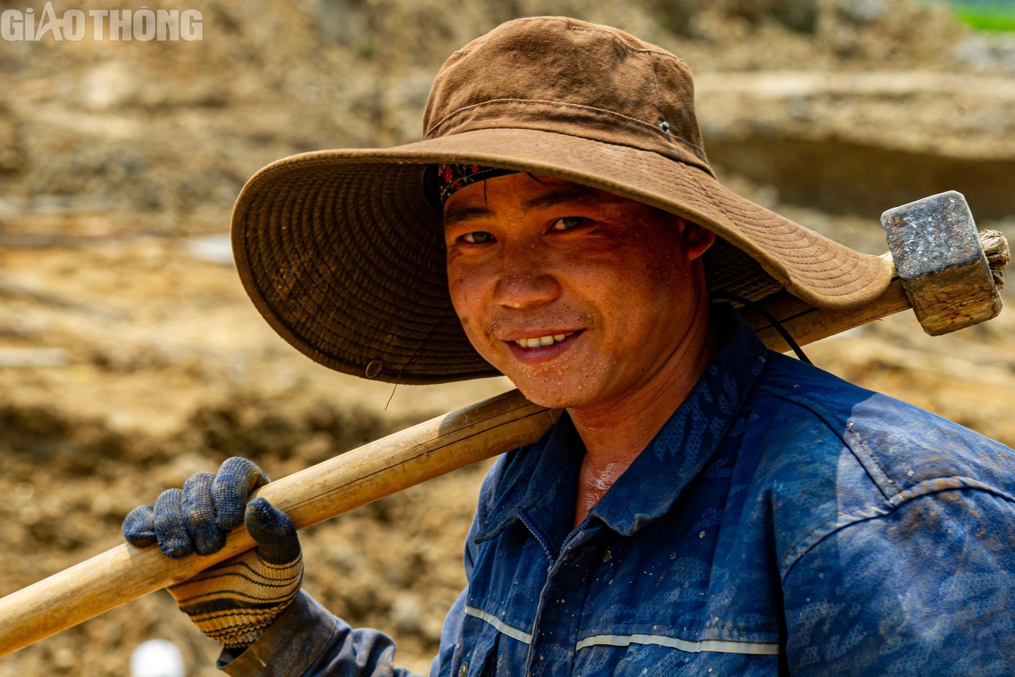 Công nhân mướt mồ hôi dưới cái nắng hơn 40 độ C nơi công trường đường dây 500kV mạch 3- Ảnh 7.