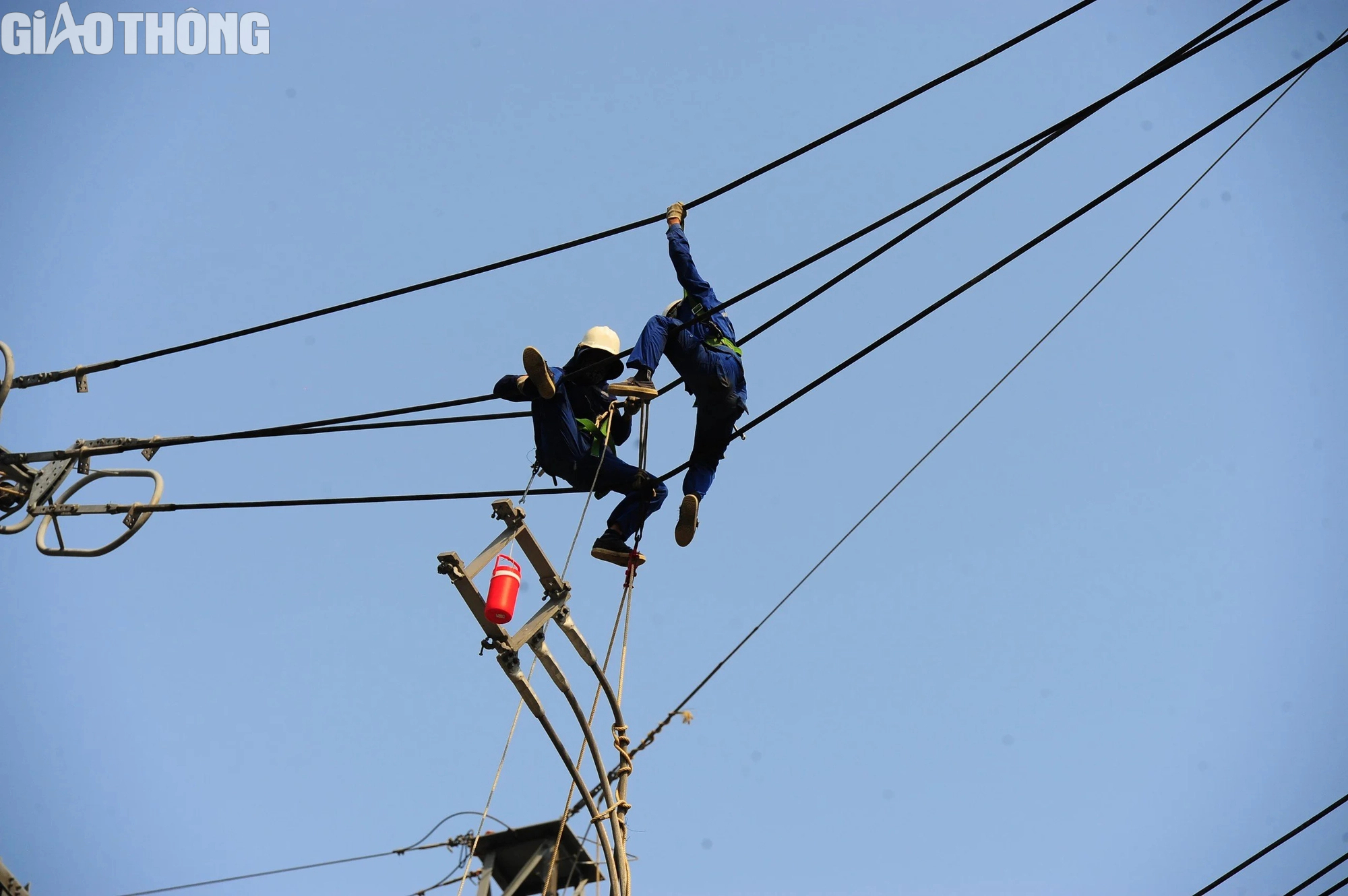 Công nhân mướt mồ hôi dưới cái nắng hơn 40 độ C nơi công trường đường dây 500kV mạch 3- Ảnh 9.